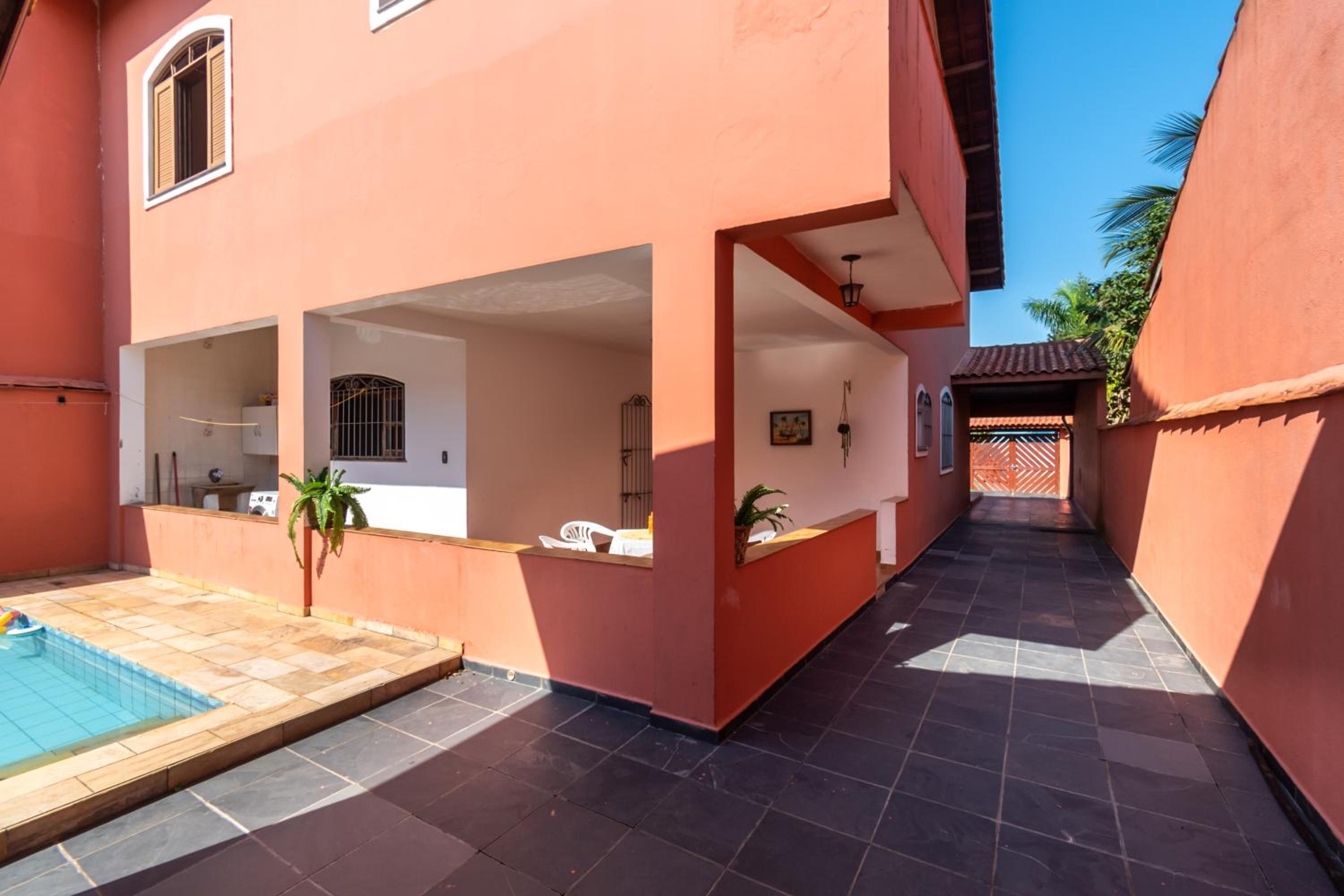 Itanhaém Casa ampla com piscina e churrasqueira a 300m da praia