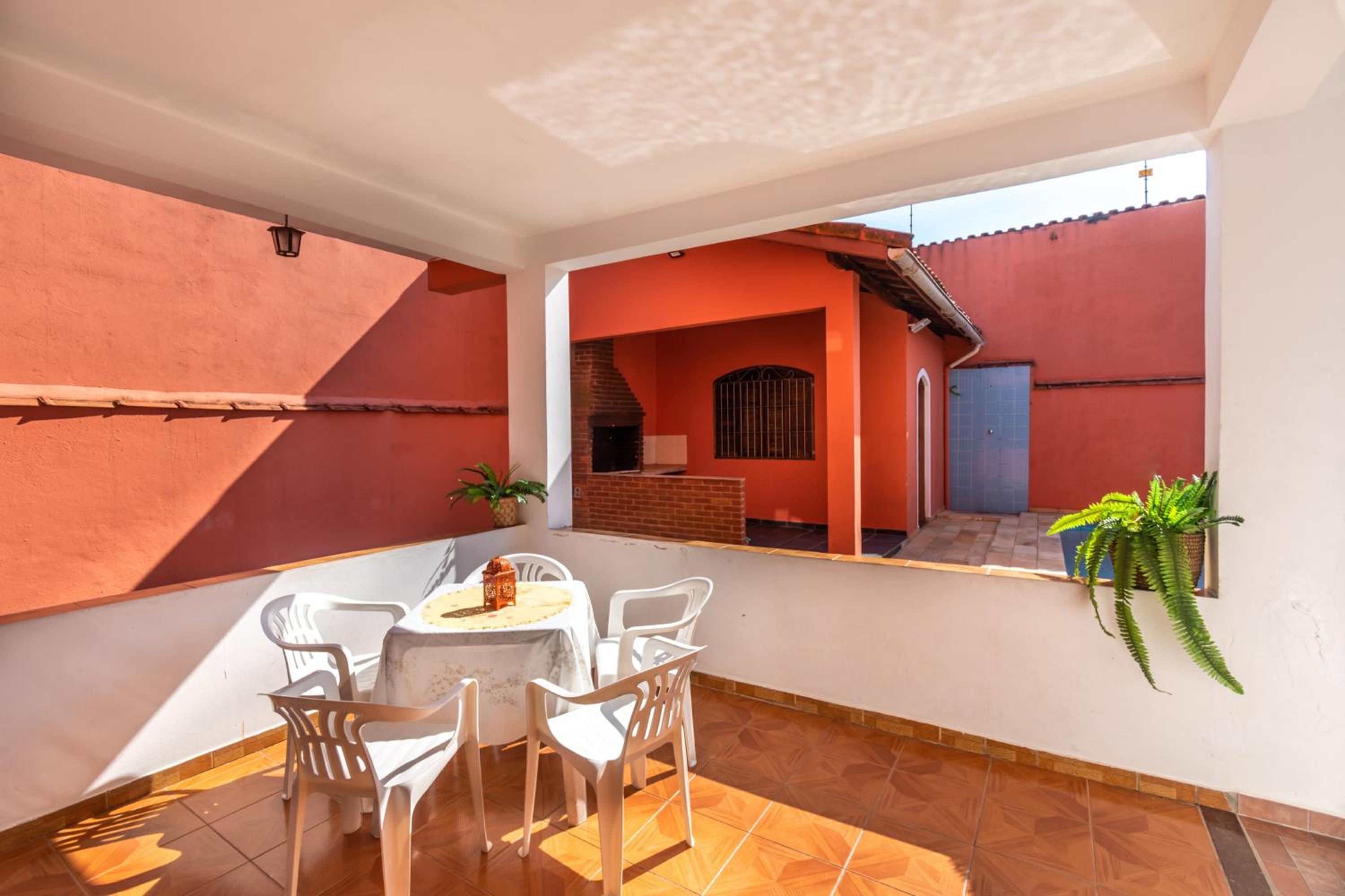 Itanhaém Casa ampla com piscina e churrasqueira a 300m da praia