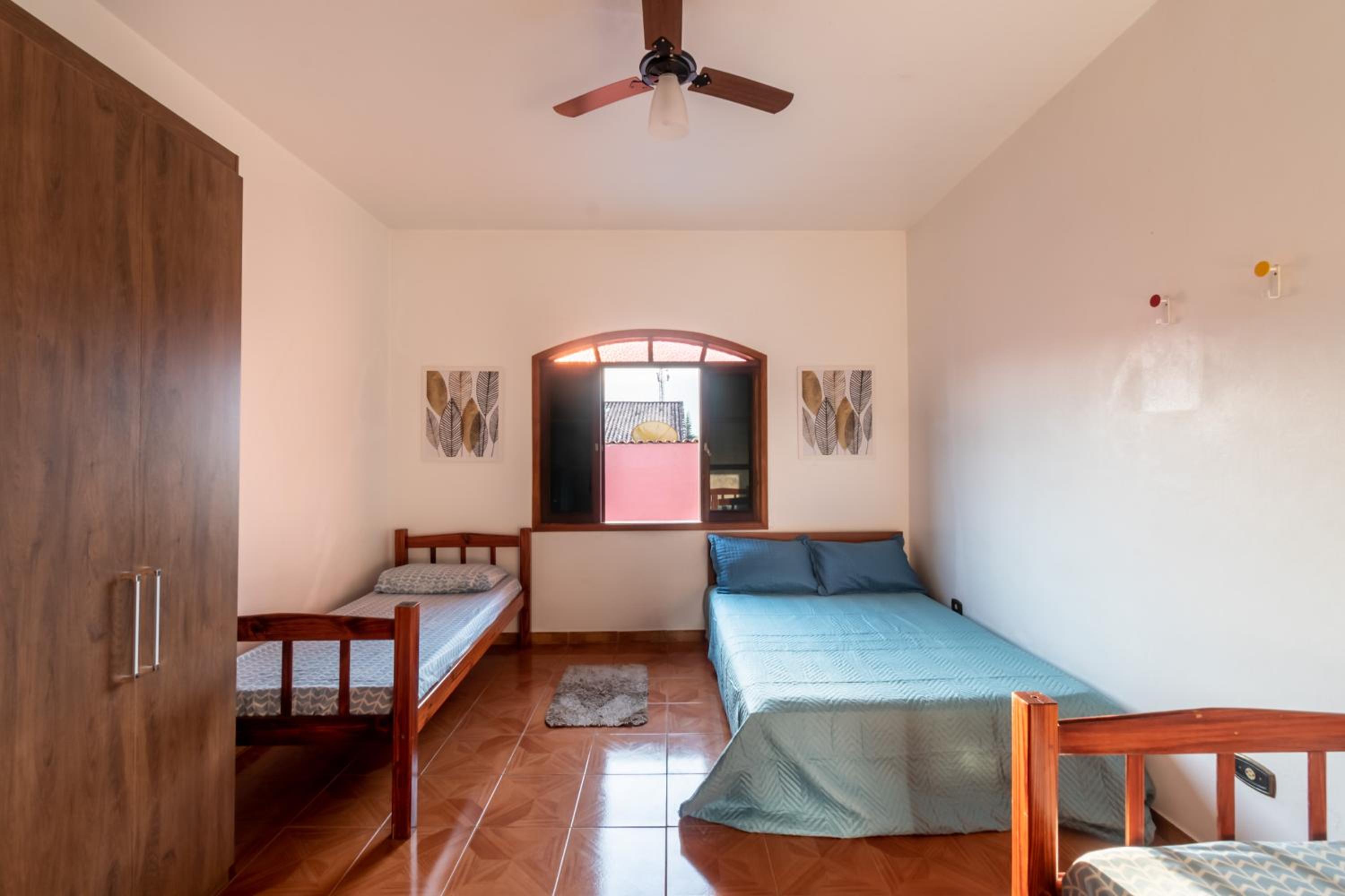 Itanhaém Casa ampla com piscina e churrasqueira a 300m da praia
