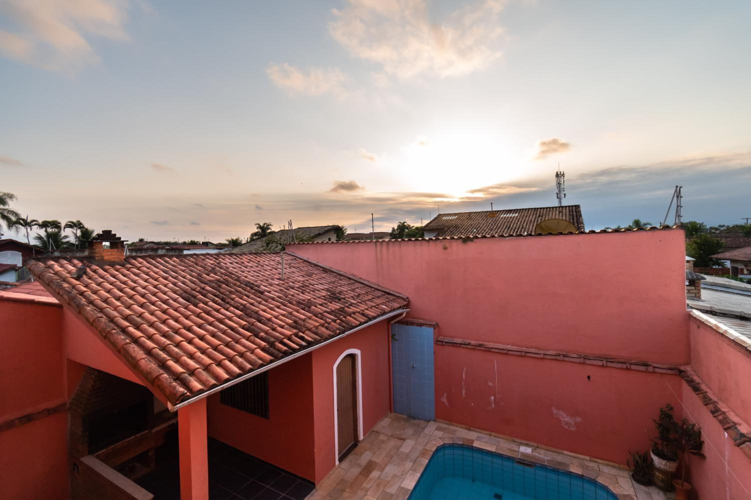 Itanhaém Casa ampla com piscina e churrasqueira a 300m da praia