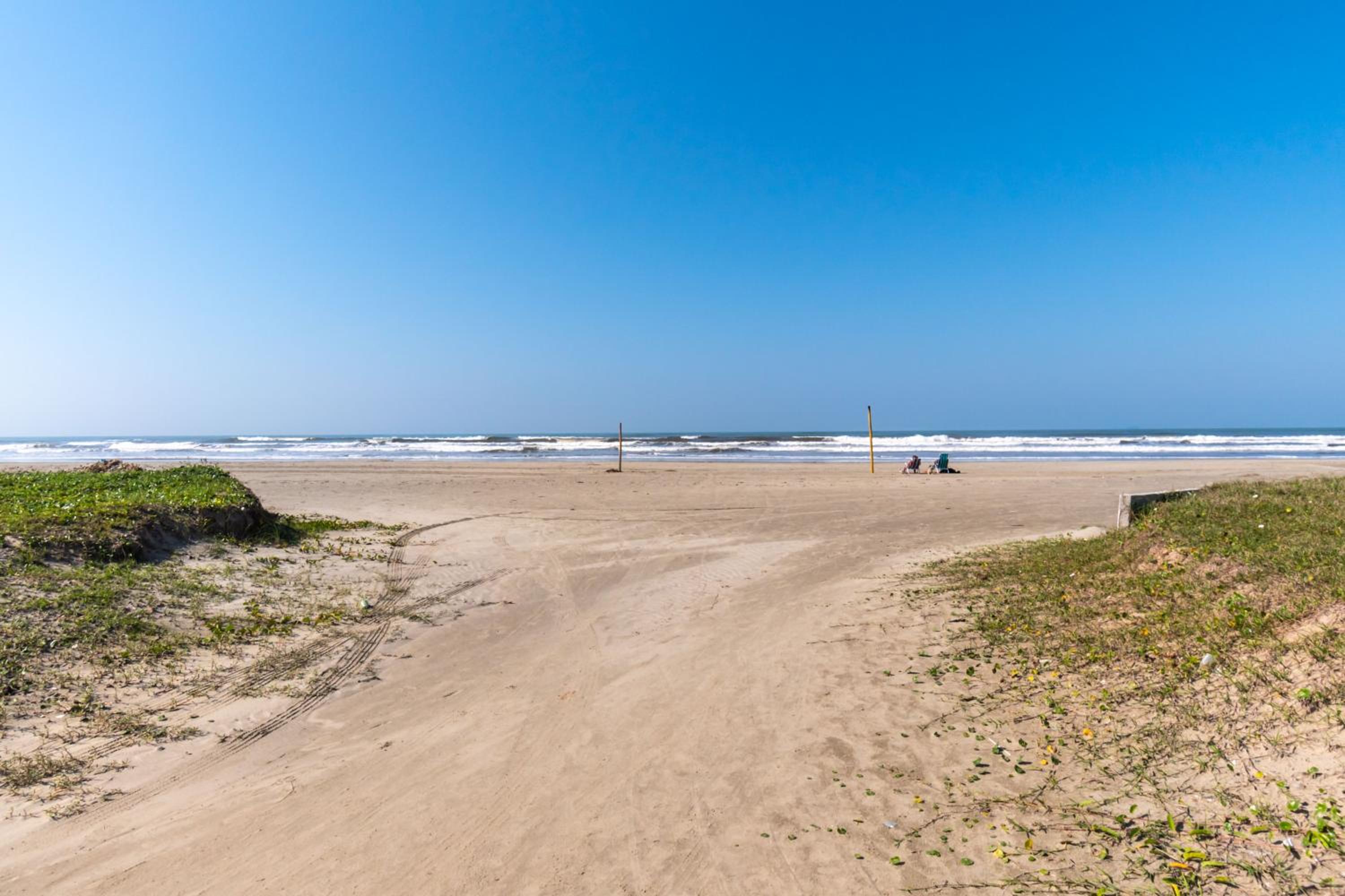 Itanhaém Casa ampla com piscina e churrasqueira a 300m da praia