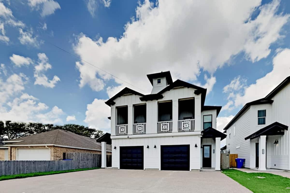 Hotel Luxurious Family-friendly Oasis with Laguna Views - Image 1