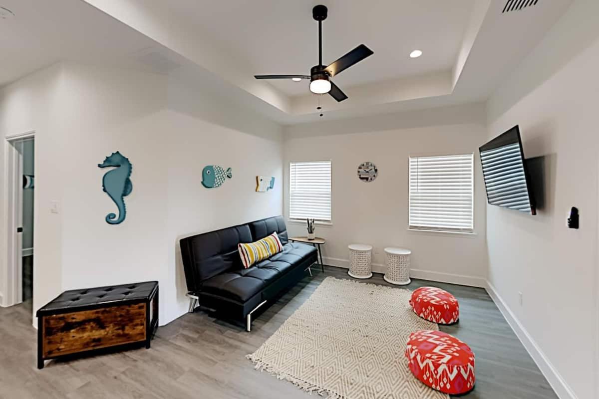 Luxurious Family-friendly Oasis with Laguna Views view 5