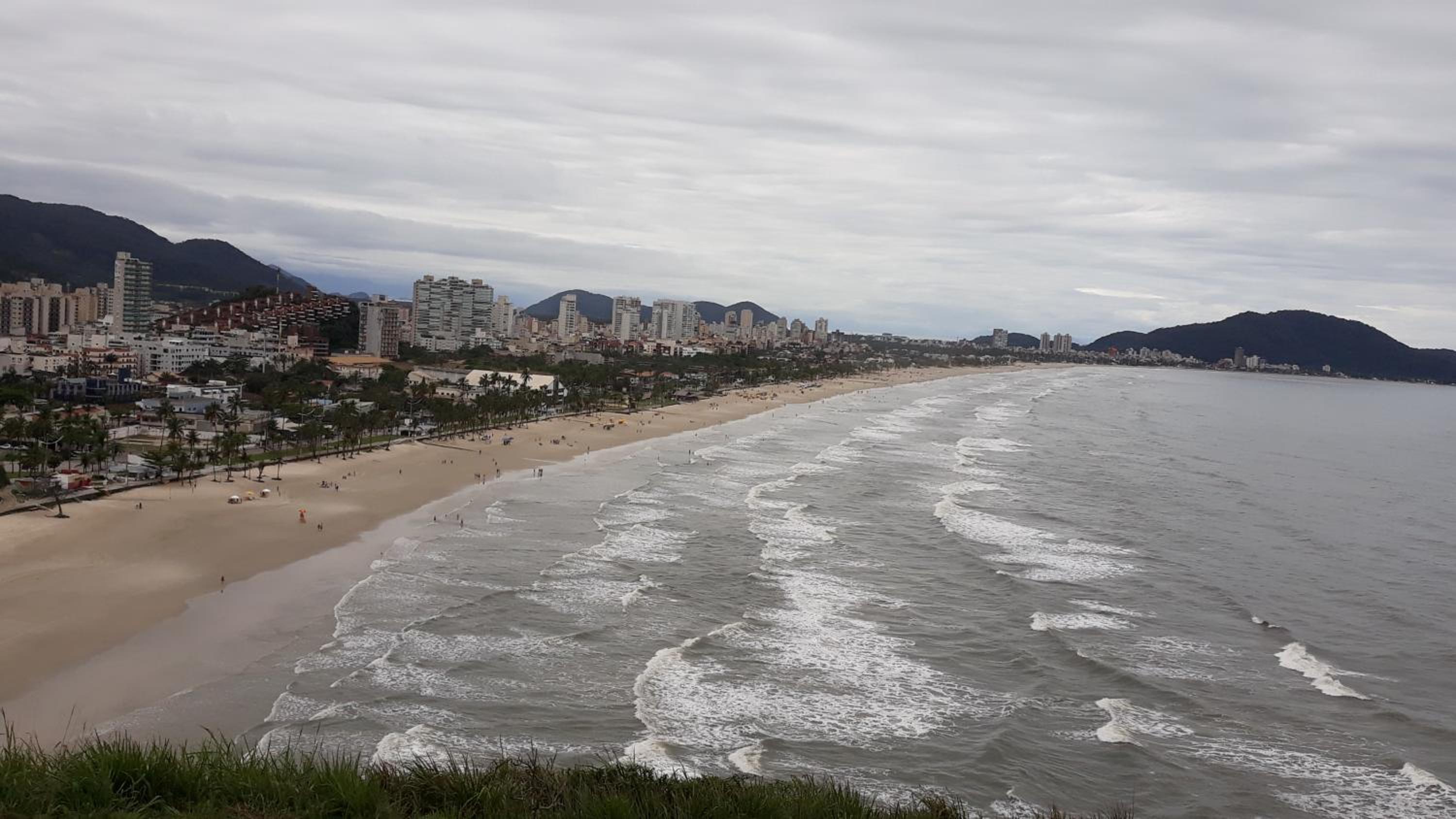 Ótimo apto em Pitangueiras à uma quadra da praia c/ 2 vagas e ar condicionado.