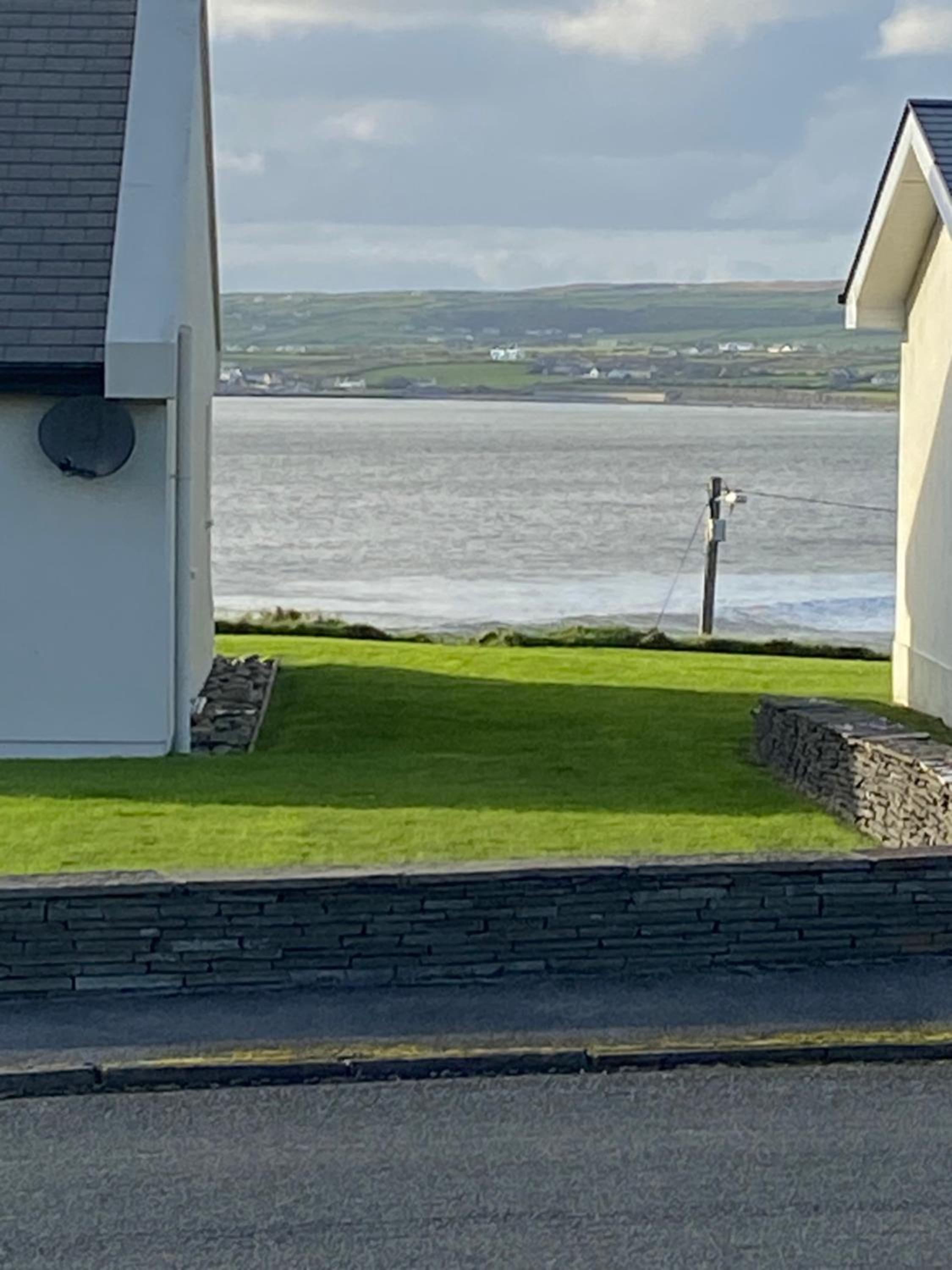 Cozy seaside home,3 minute walk to village/beach view 4
