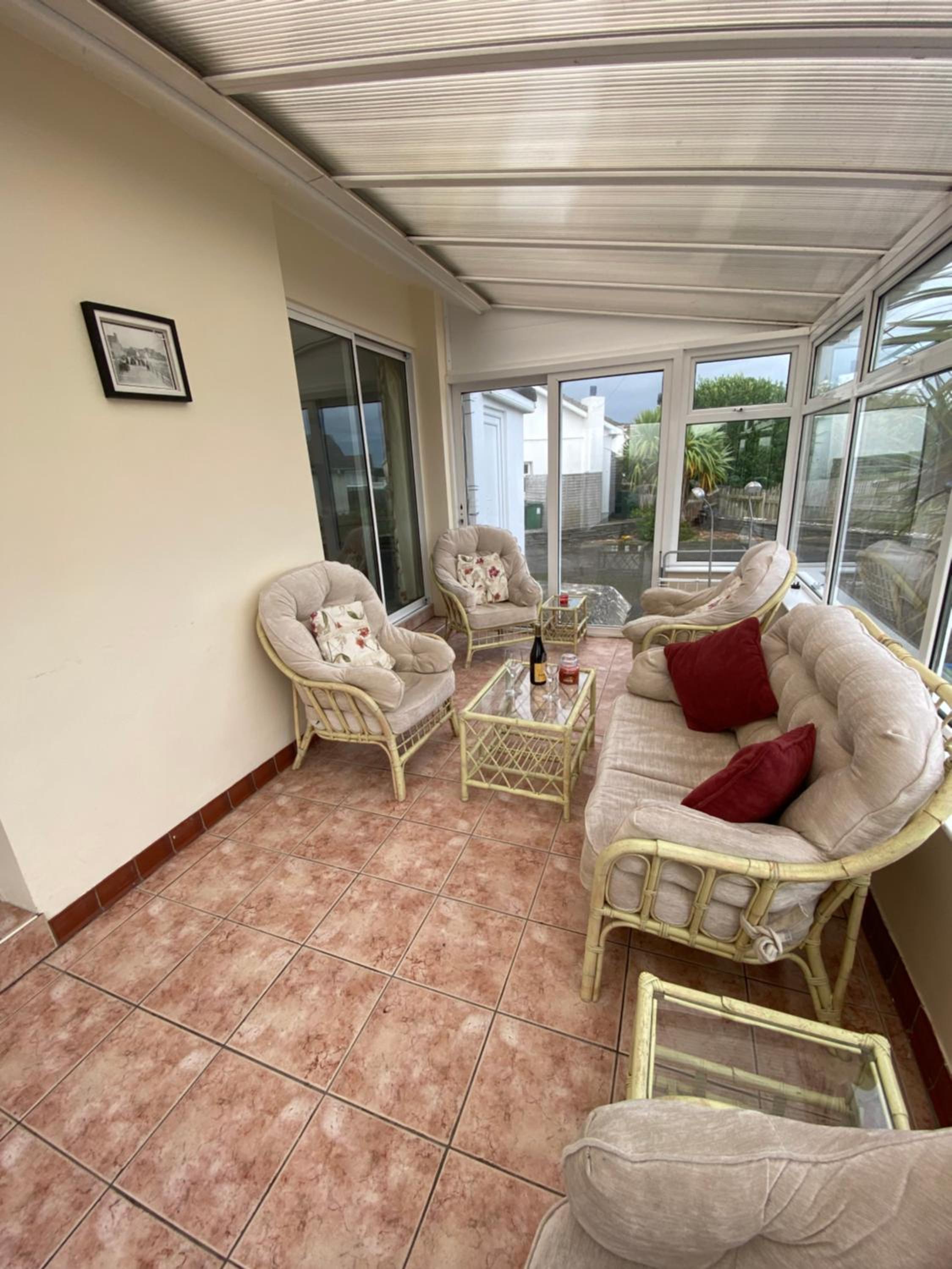 Cozy seaside home,3 minute walk to village/beach view 5