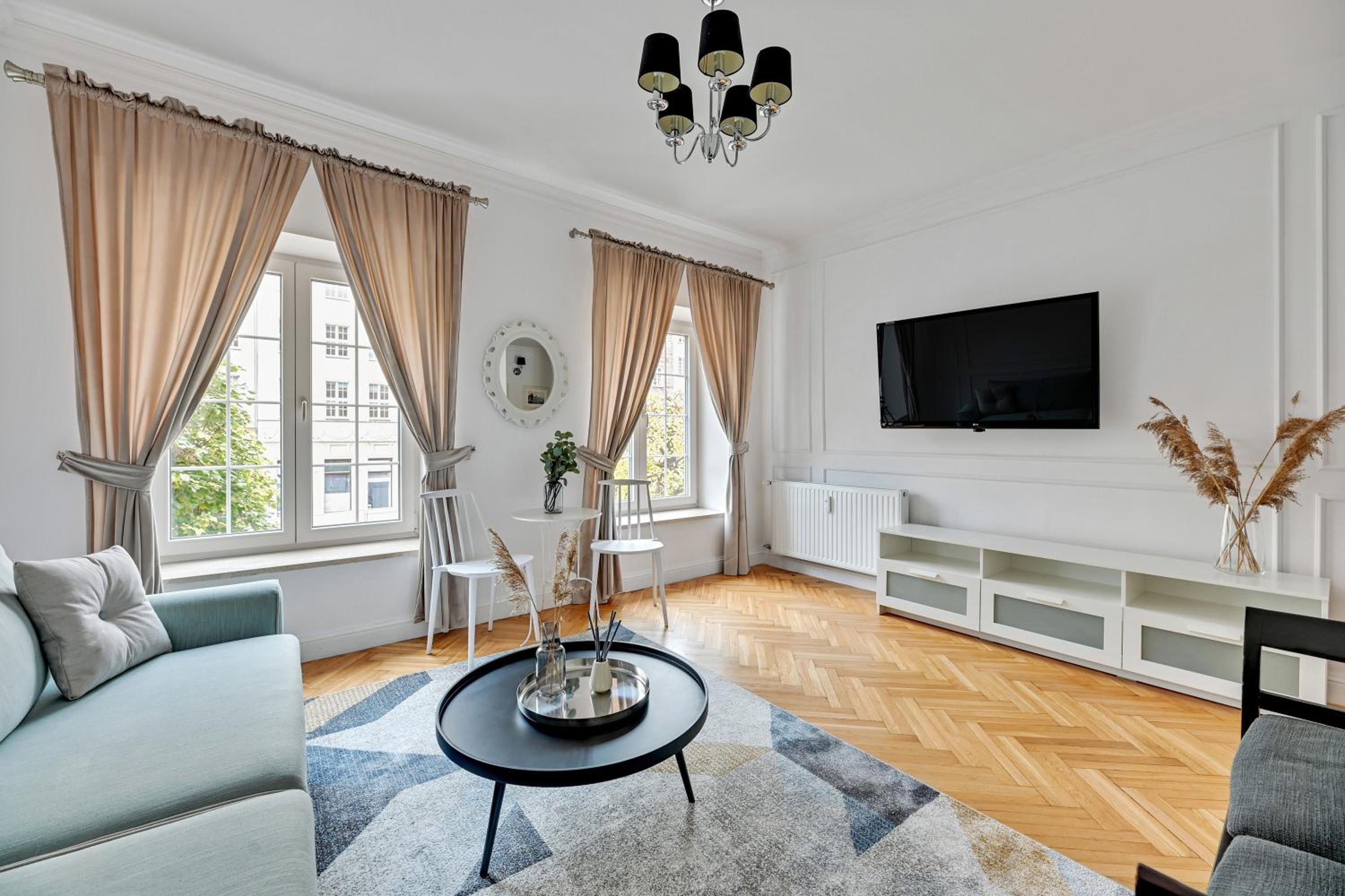 Długi Targ Street, Main Old Town & Riverside by Downtown Apartments