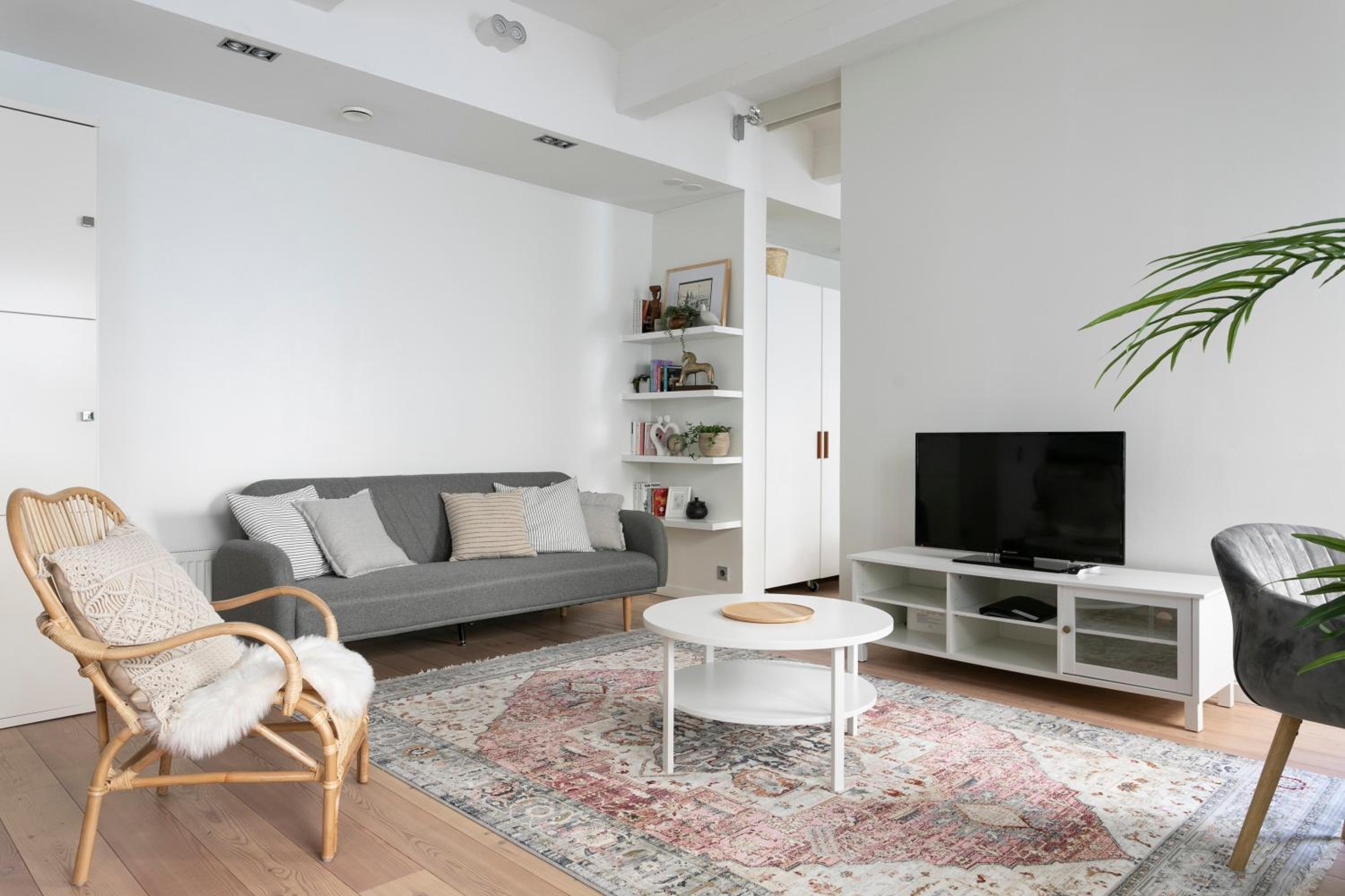 2ndhomes Loft Apartment with Spa & Balcony by the White Church view 2