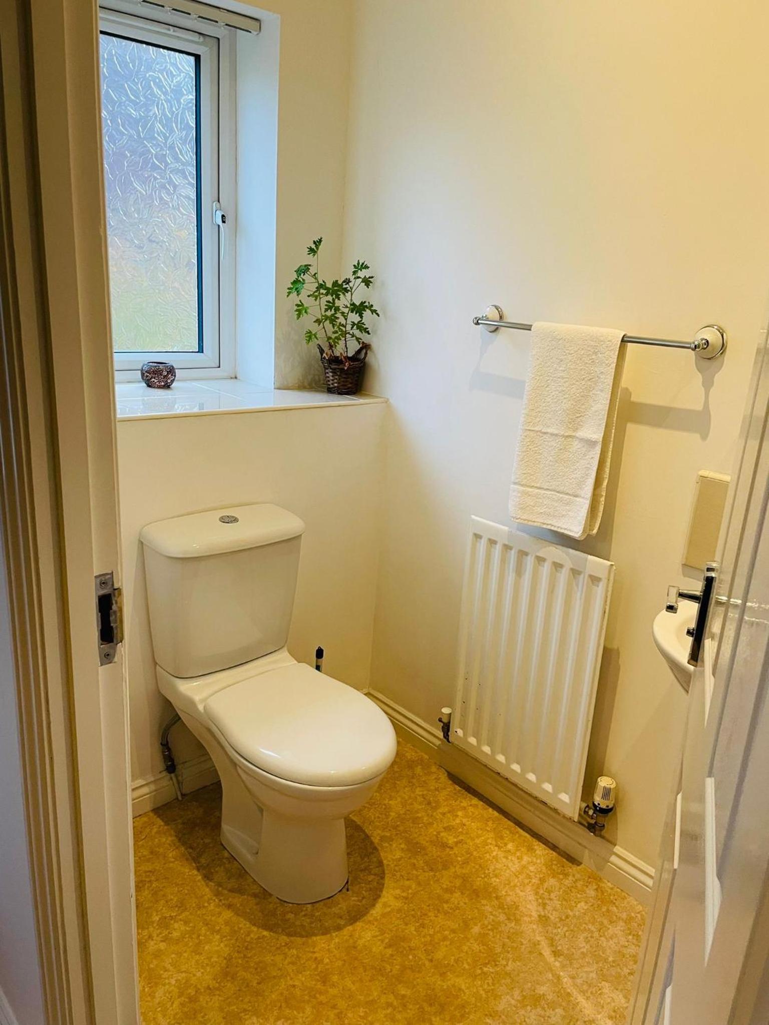 Numero Uno Detached Aparthouse 7 BR Hot Tub Wifi Parking Contractors and Group Friendly view 4