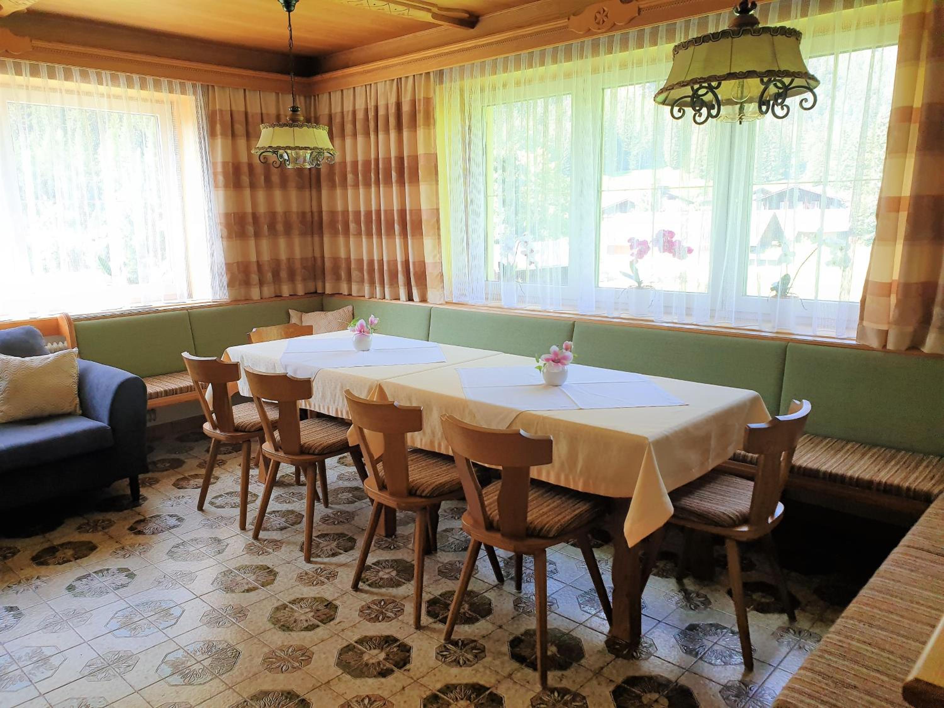 Ferienhaus Alpenblick, ganzes Ferienhaus, 5 Zi, 4 Bäder, gratis Parkplatz, Sonnenterrasse