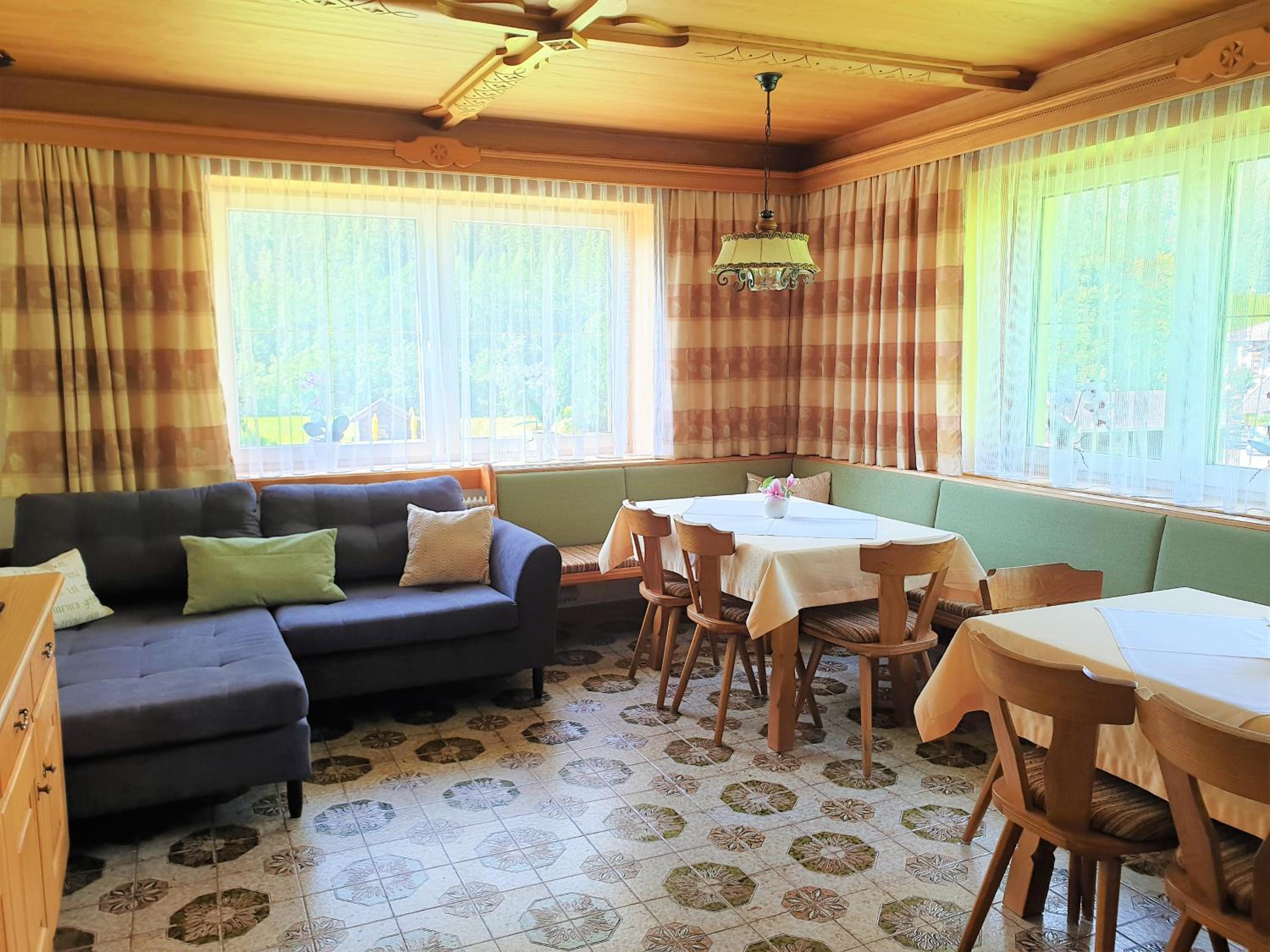 Ferienhaus Alpenblick, ganzes Ferienhaus, 5 Zi, 4 Bäder, gratis Parkplatz, Sonnenterrasse