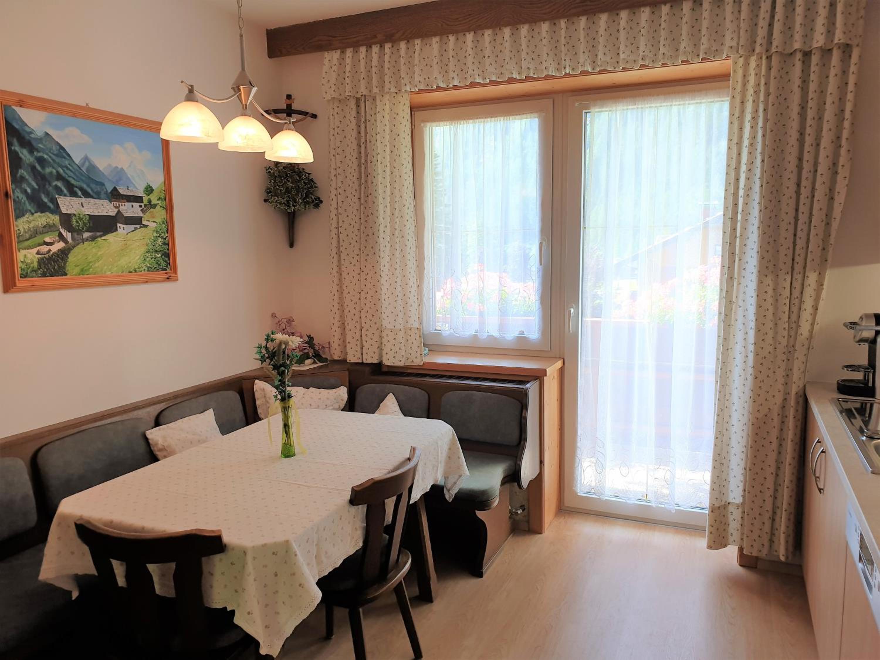 Ferienhaus Alpenblick, ganzes Ferienhaus, 5 Zi, 4 Bäder, gratis Parkplatz, Sonnenterrasse