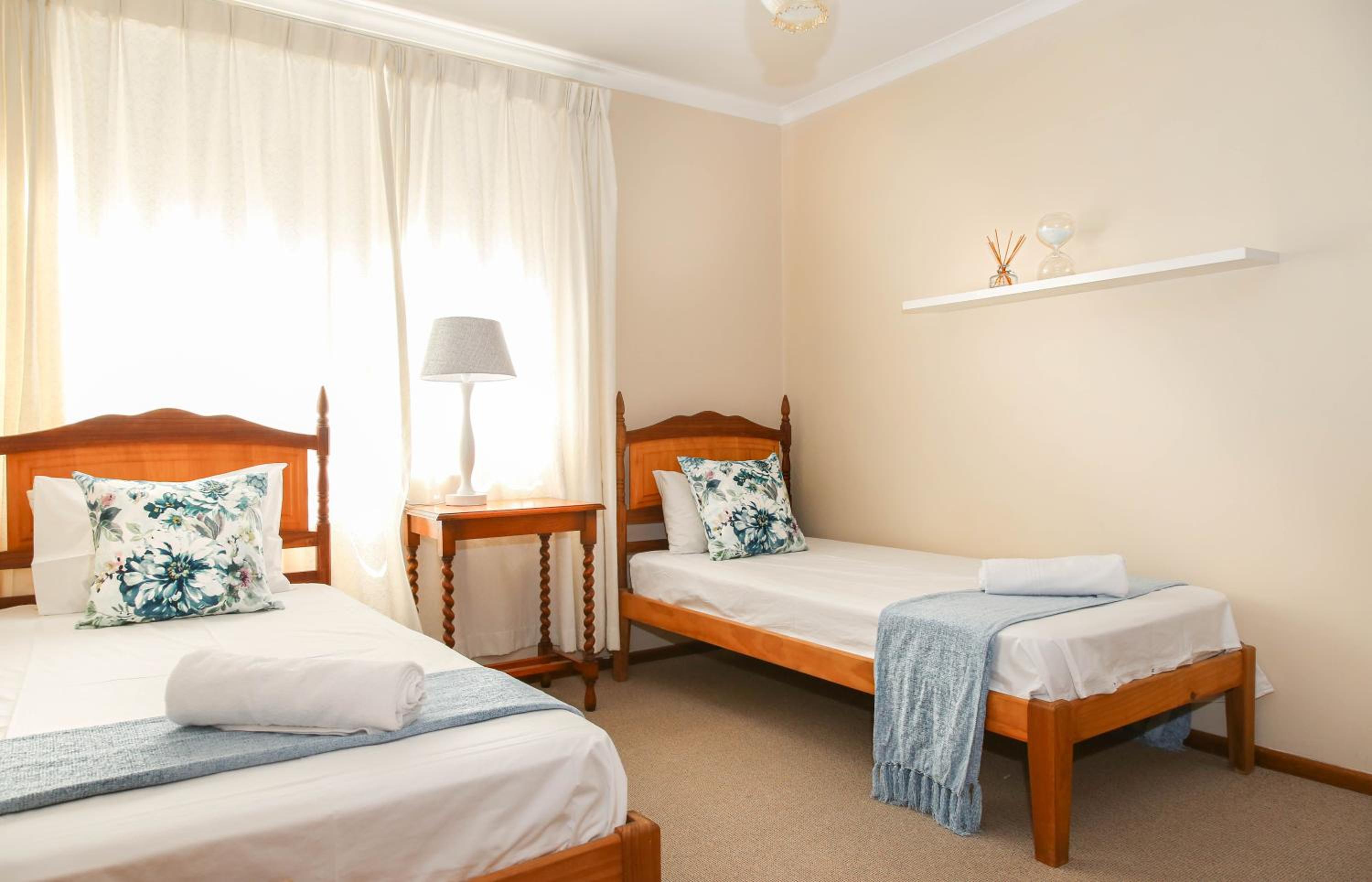 5 bedroom Traditional Fisherman's old Gem w panoramic views, Bloubergstrand, Cape Town