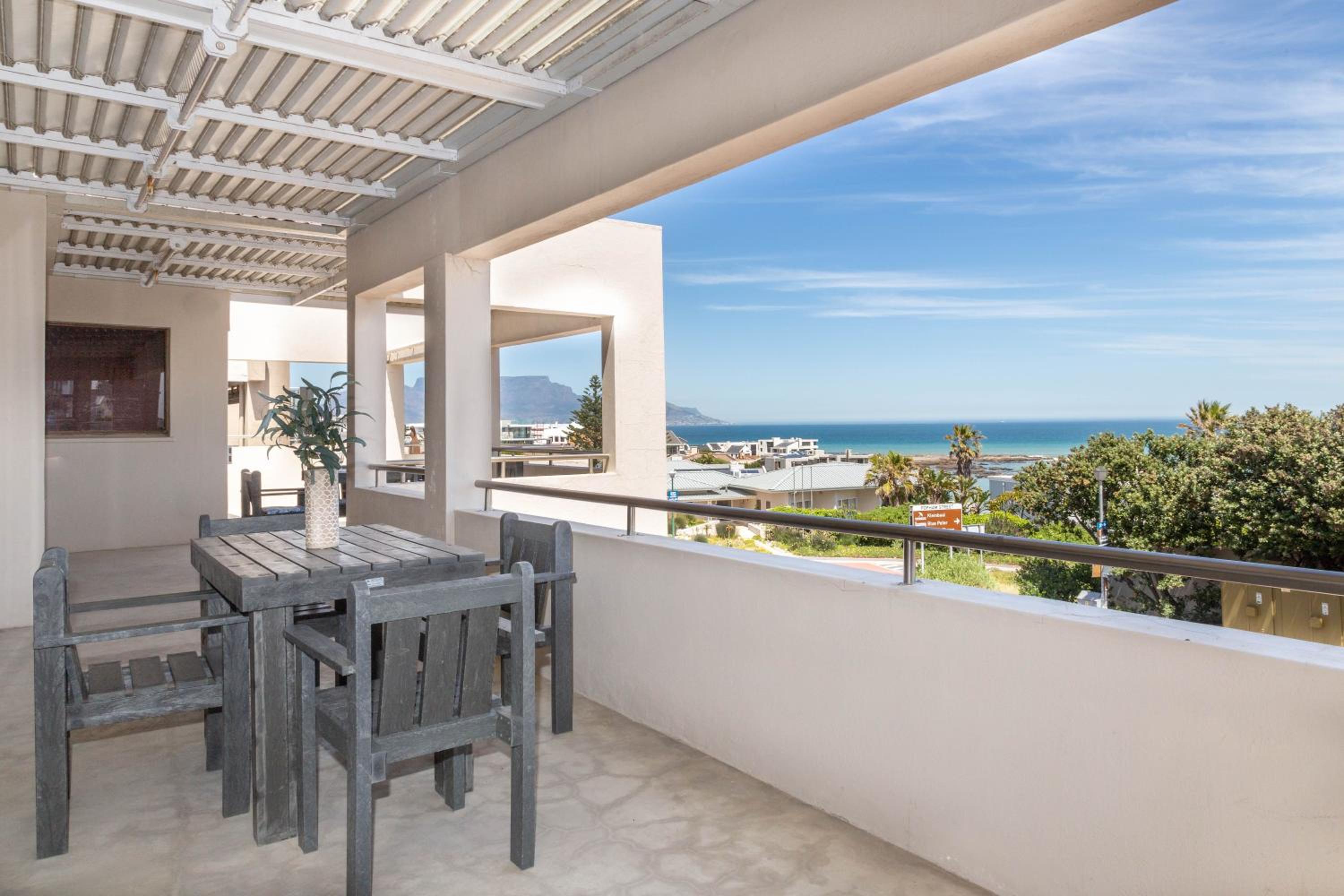 5 bedroom Traditional Fisherman's old Gem w panoramic views, Bloubergstrand, Cape Town