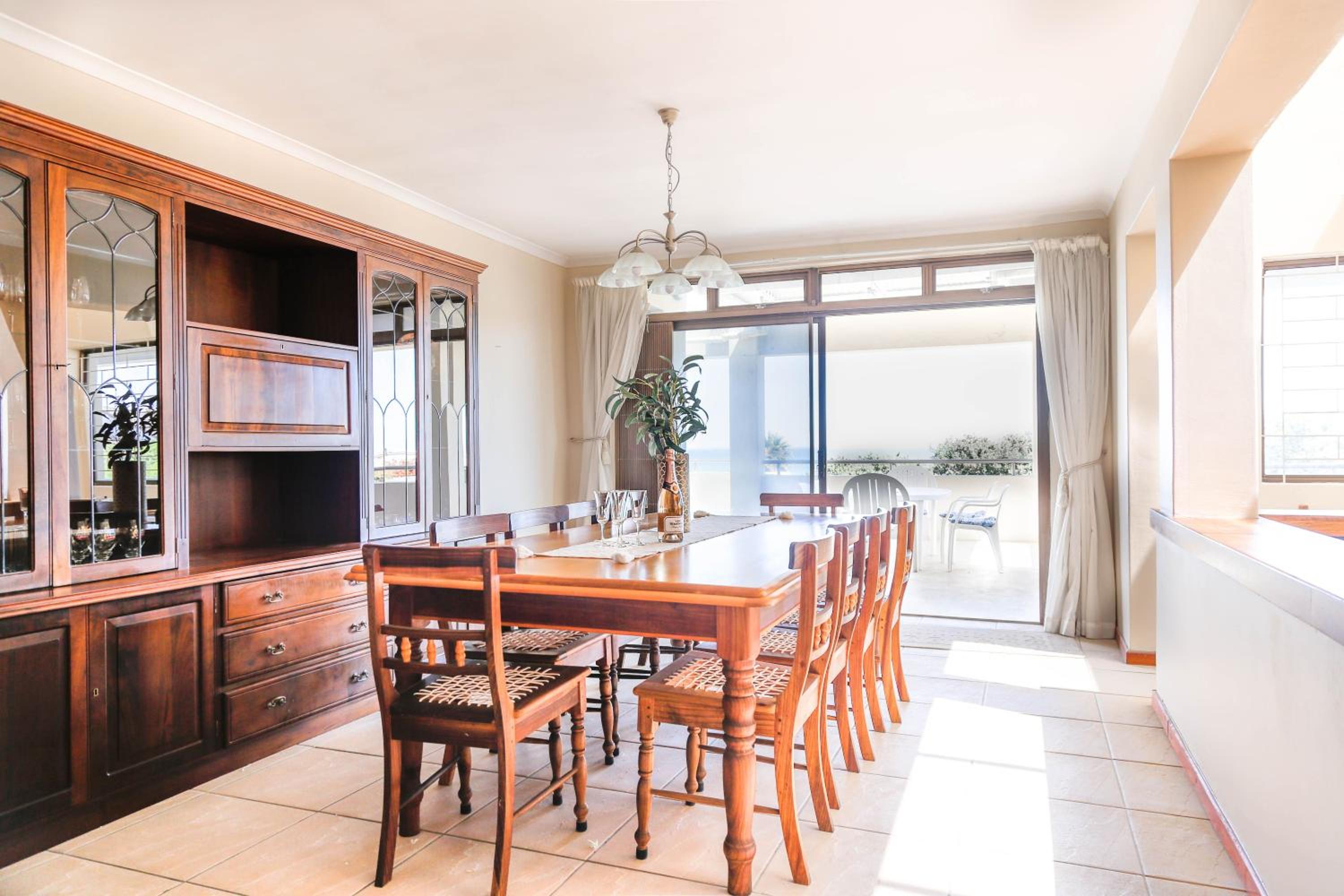5 bedroom Traditional Fisherman's old Gem w panoramic views, Bloubergstrand, Cape Town