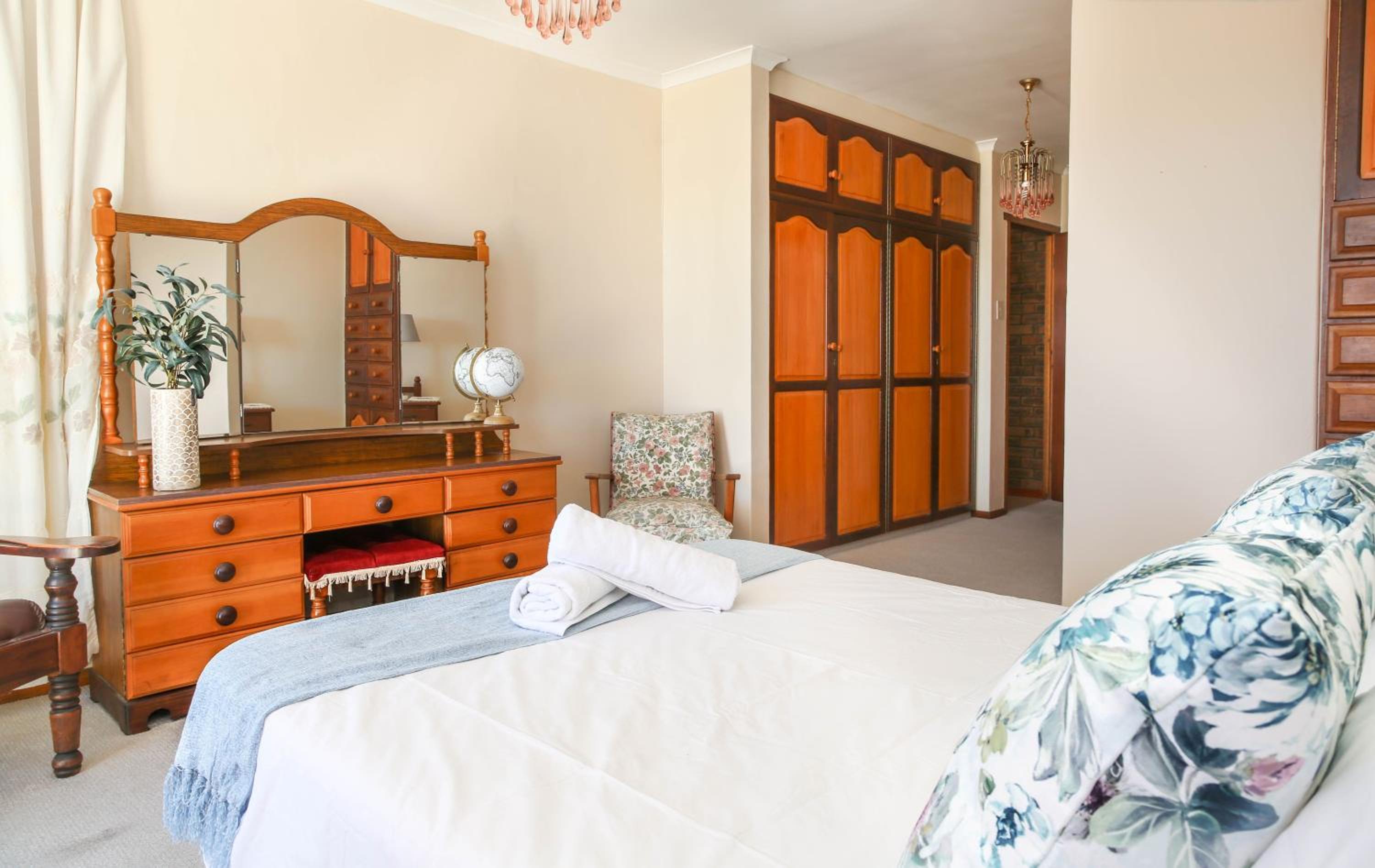 5 bedroom Traditional Fisherman's old Gem w panoramic views, Bloubergstrand, Cape Town