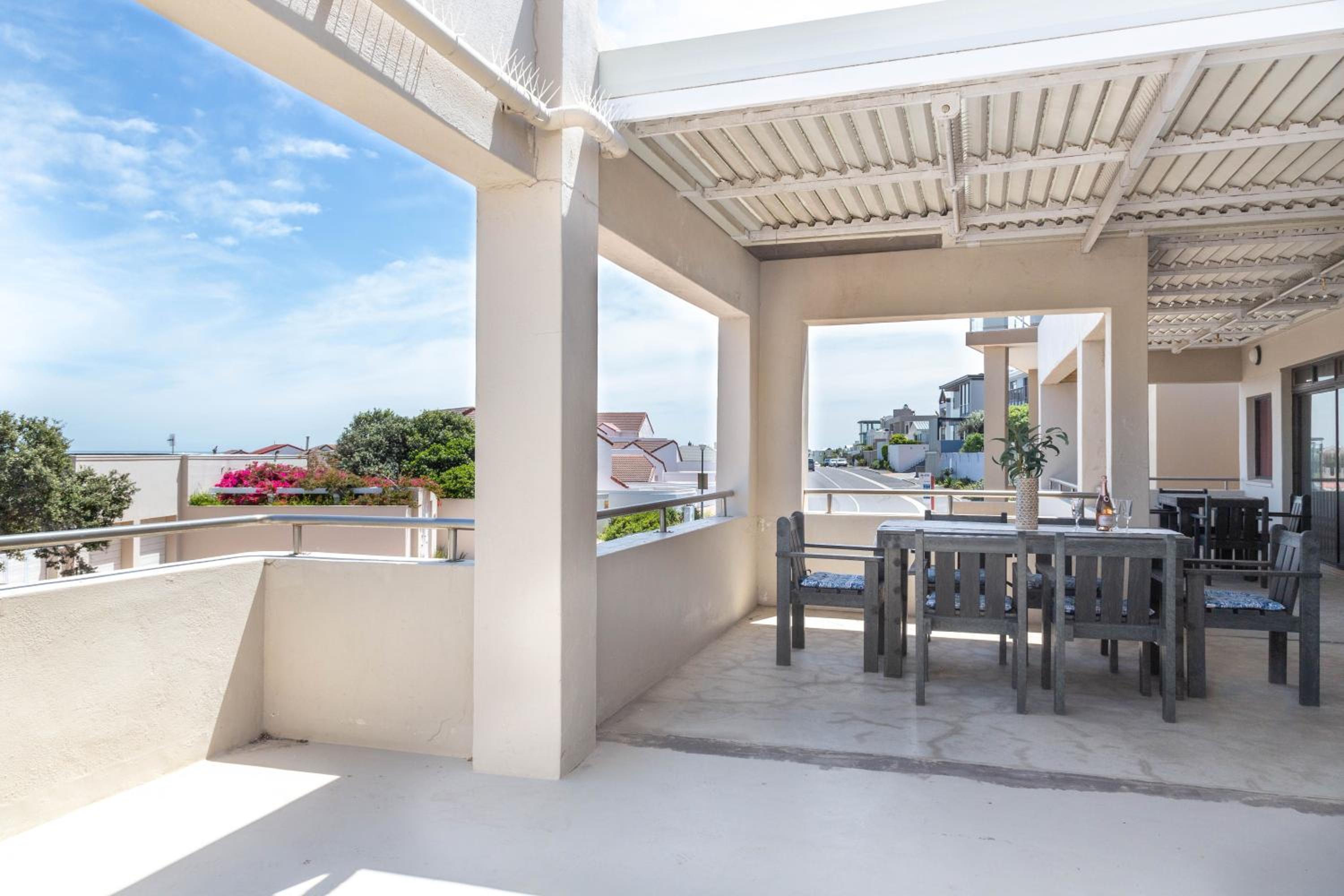 5 bedroom Traditional Fisherman's old Gem w panoramic views, Bloubergstrand, Cape Town