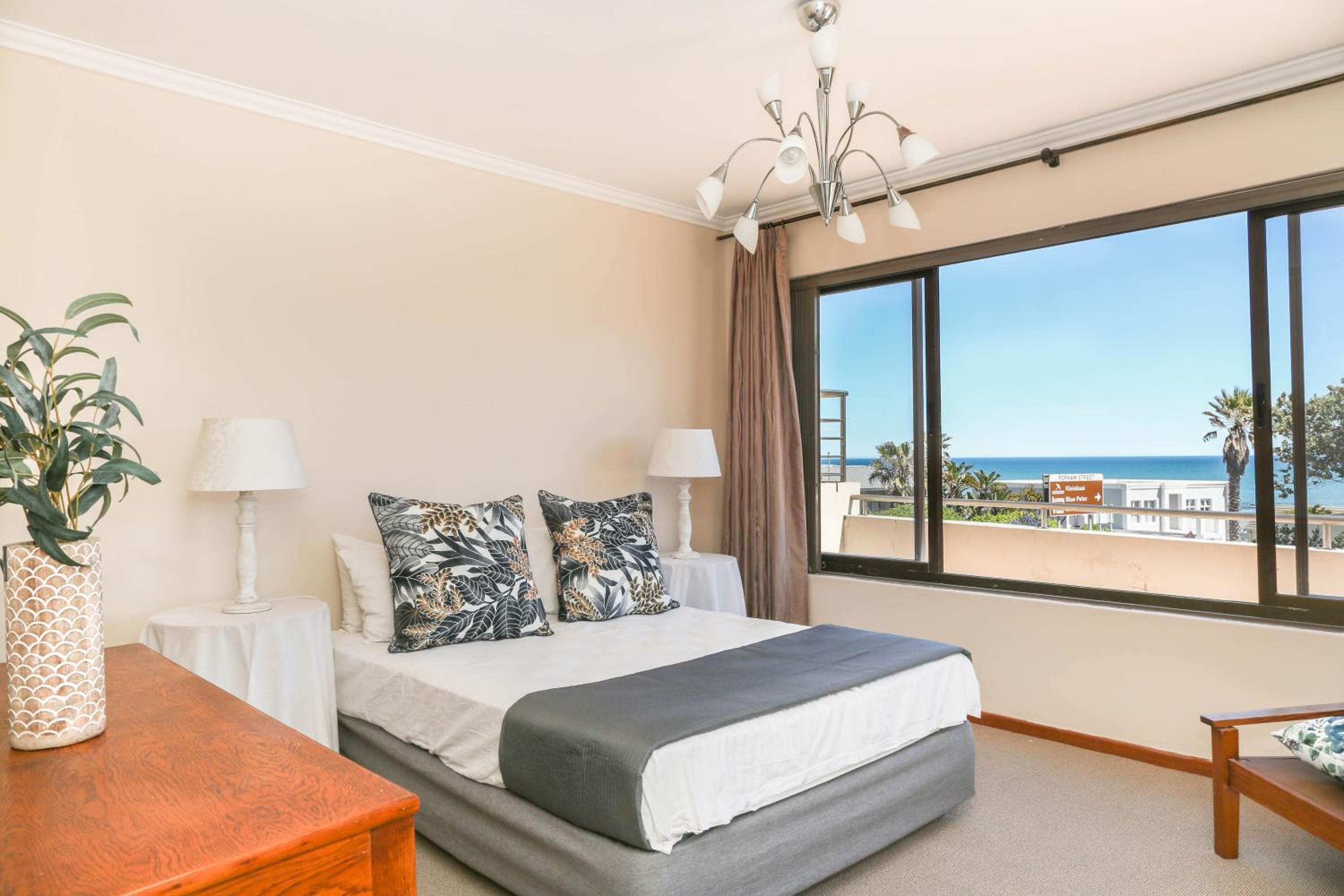 5 bedroom Traditional Fisherman's old Gem w panoramic views, Bloubergstrand, Cape Town