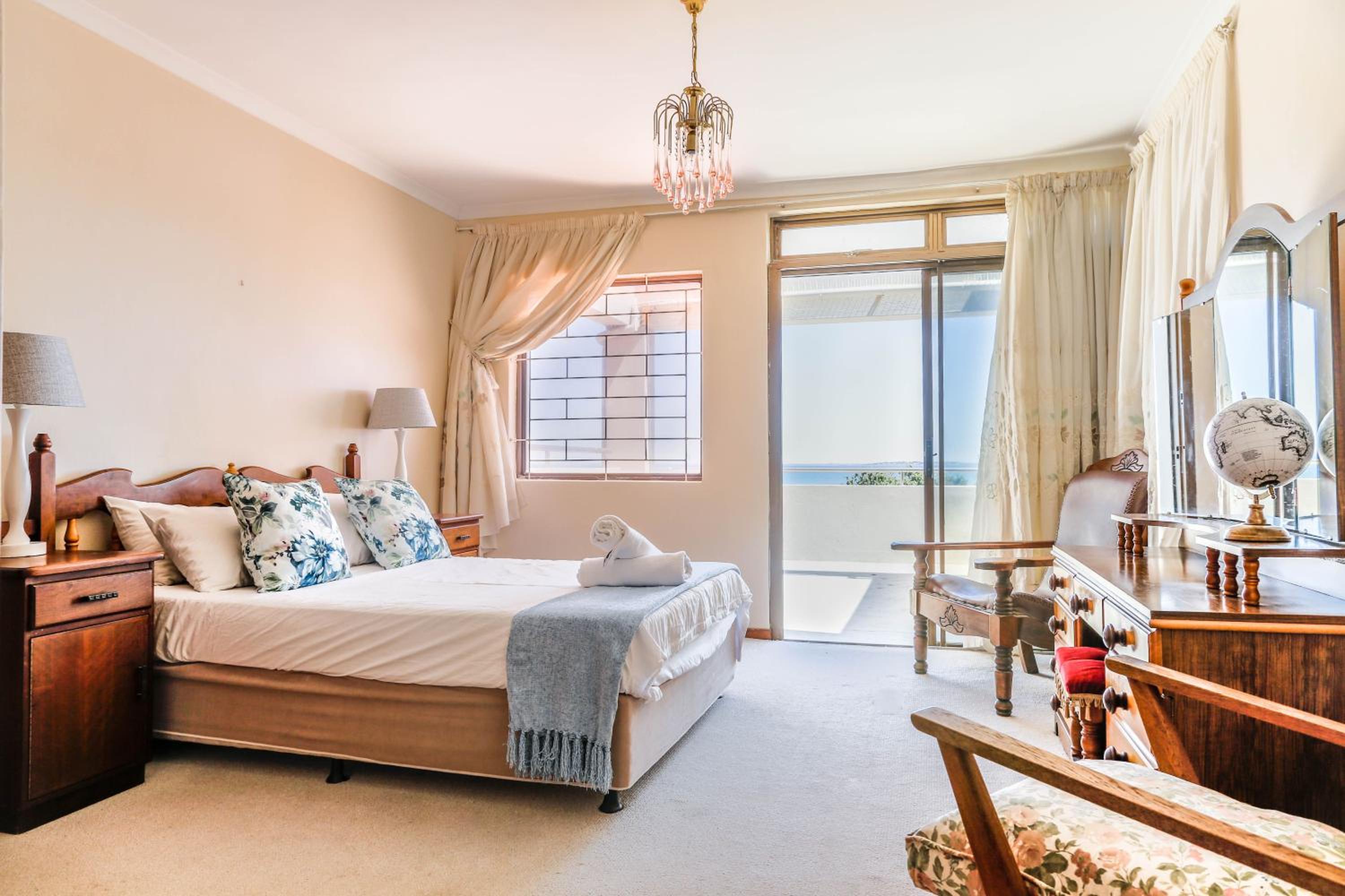 5 bedroom Traditional Fisherman's old Gem w panoramic views, Bloubergstrand, Cape Town