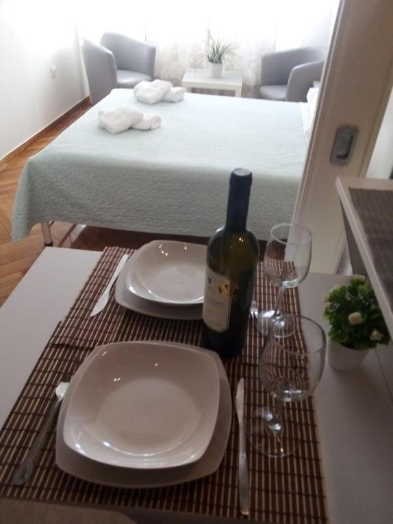 Sylvia' s Apartments