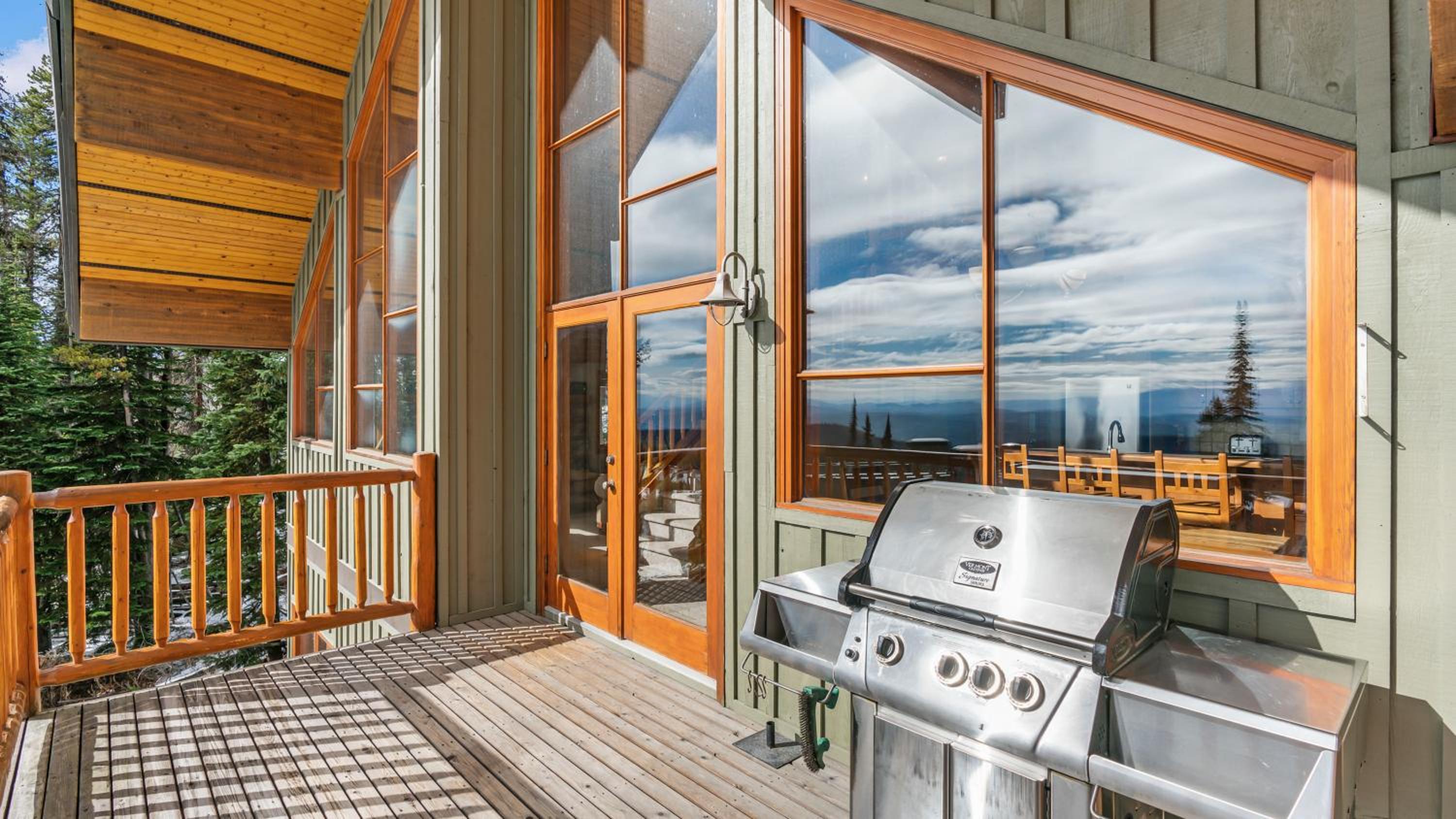 Coyote Creek - Large Ski InSki Out Chalet with Amazing Views Private Hot Tub view 2