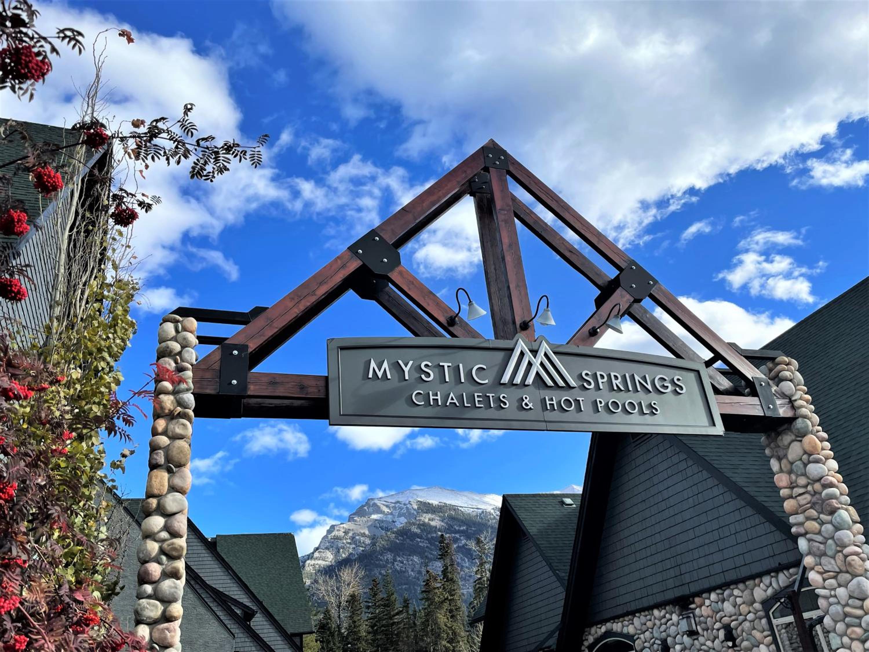 Renovated Chalet at Mystic Springs, Mountain Views, Pets Welcome!