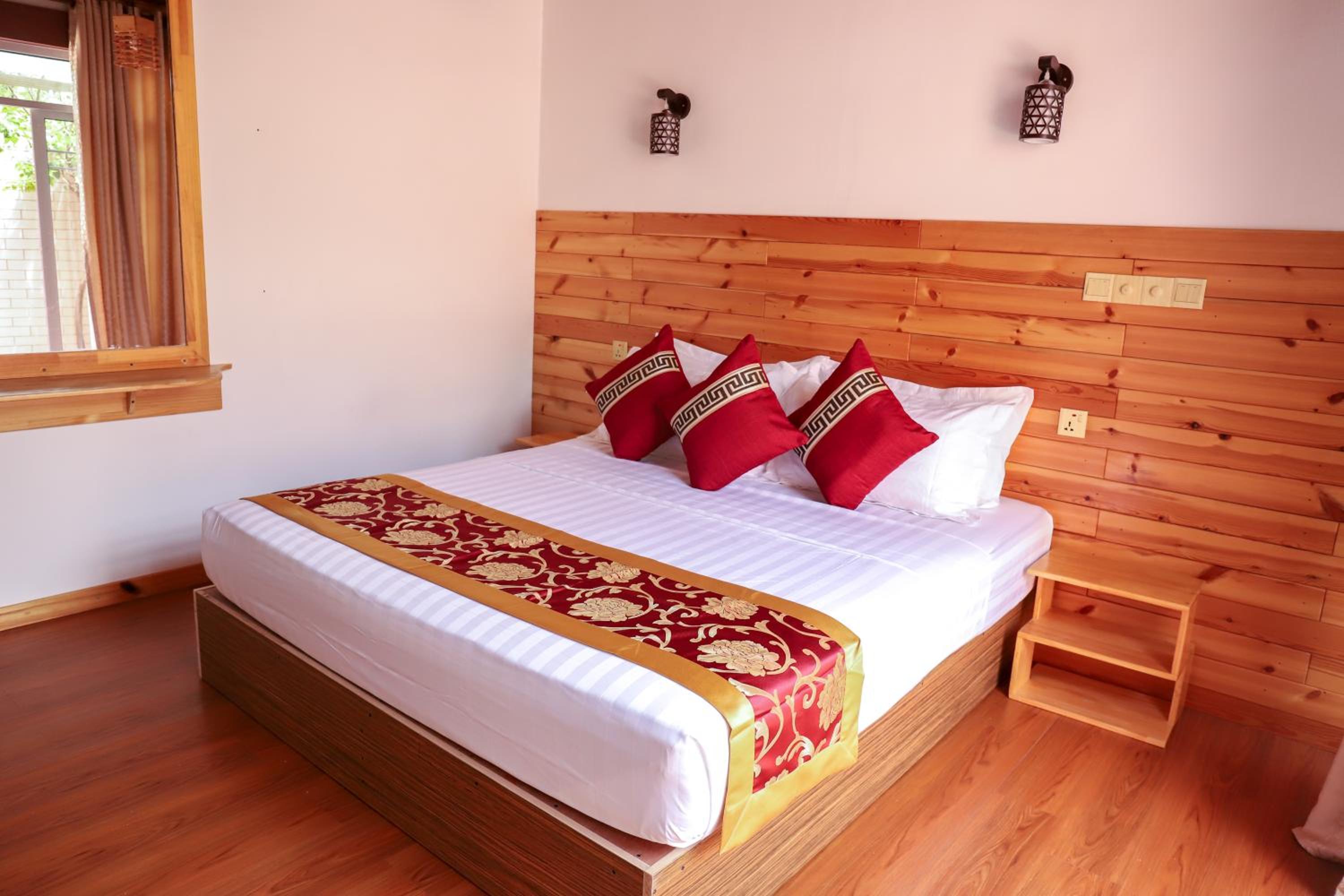 New Breeze Thoddoo Inn
