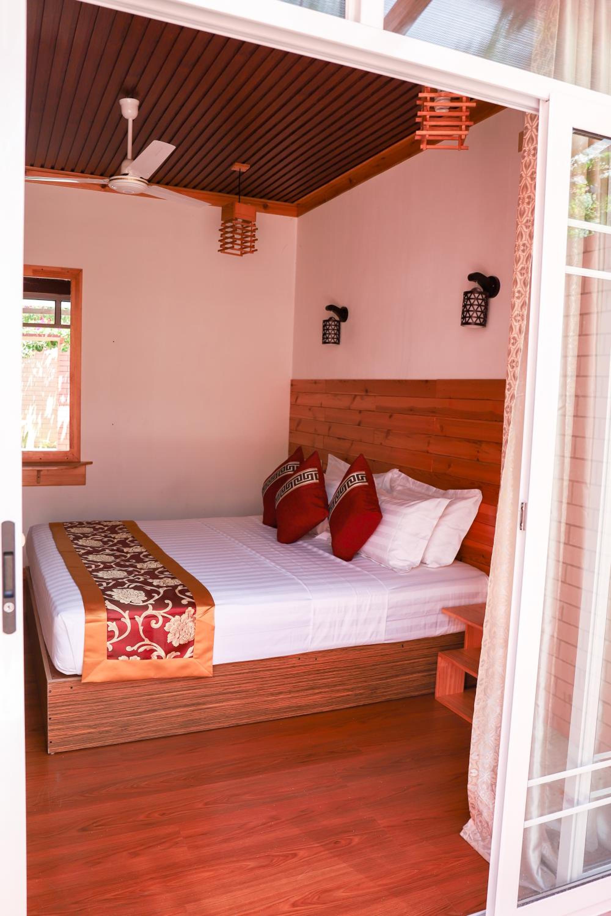 New Breeze Thoddoo Inn
