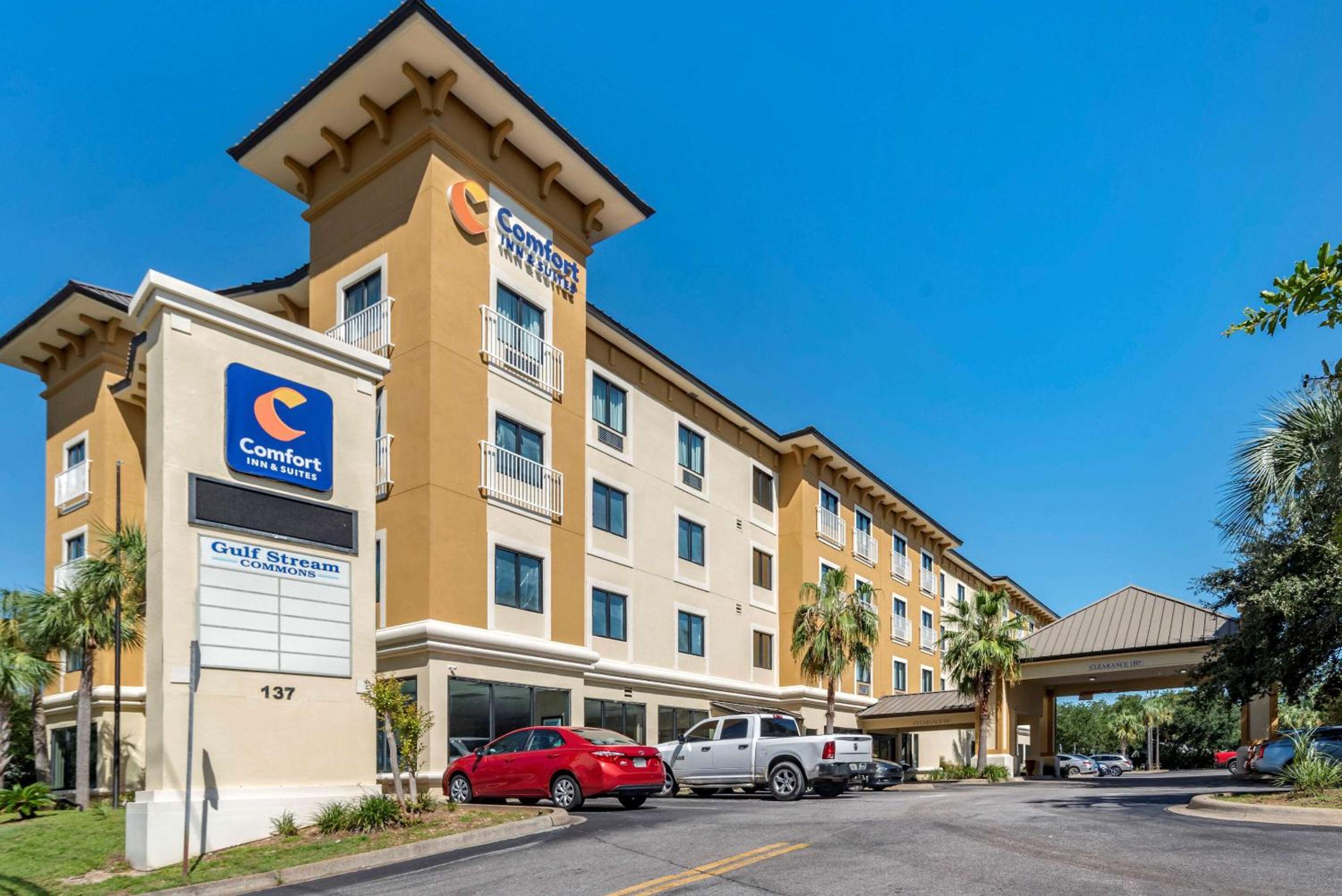 Hotel Comfort Inn & Suites - Image 1