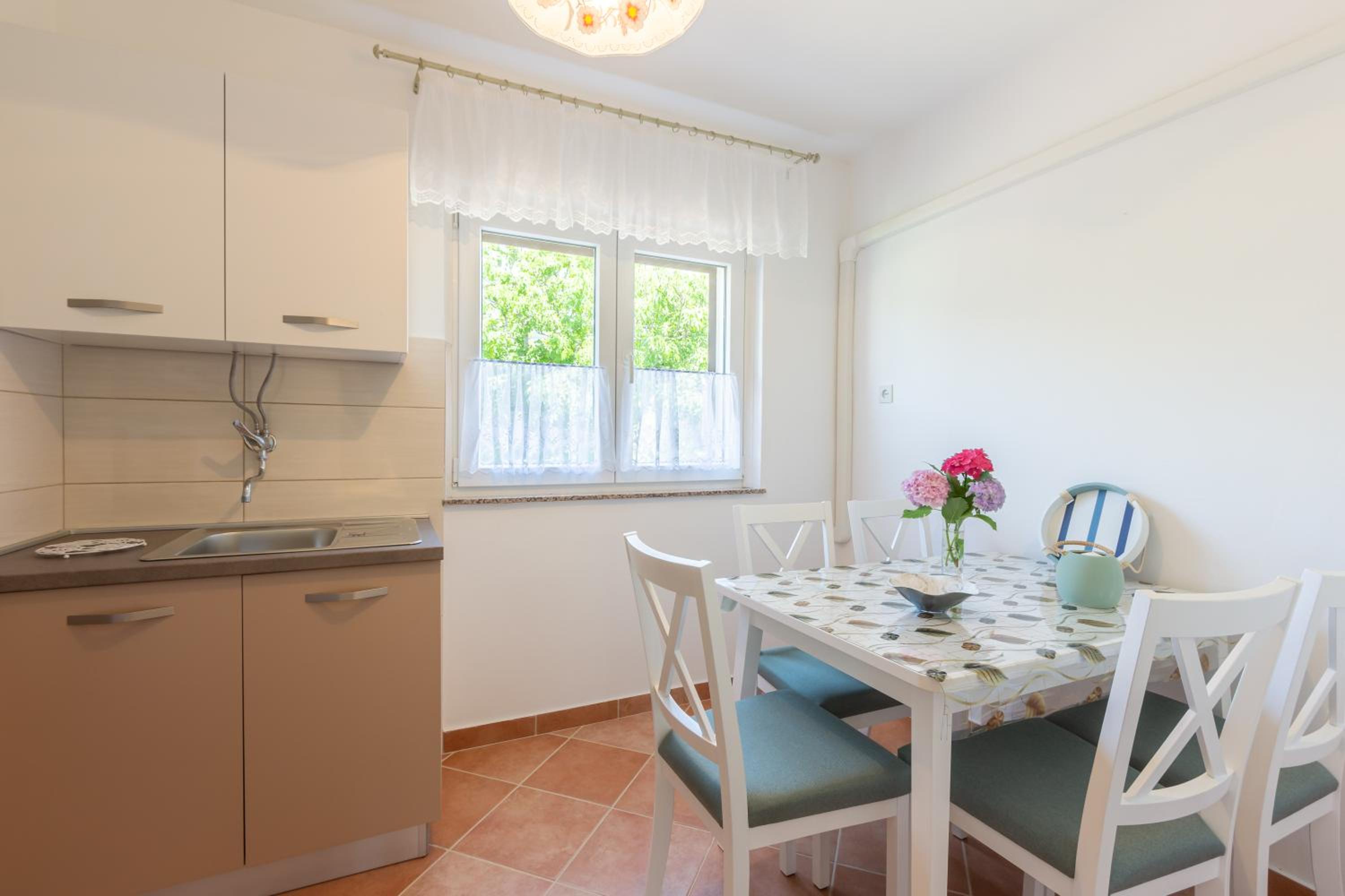 Apartment Beti with Balcony view 4