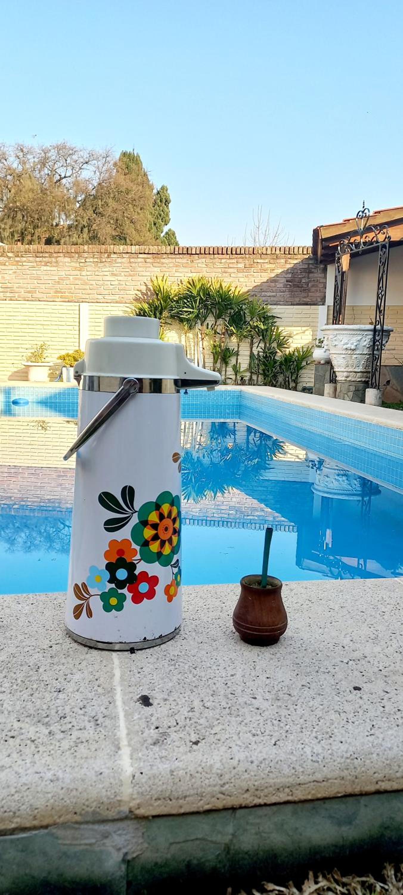 Casona LA FLORIDA con parque y pileta, a una cuadra del río