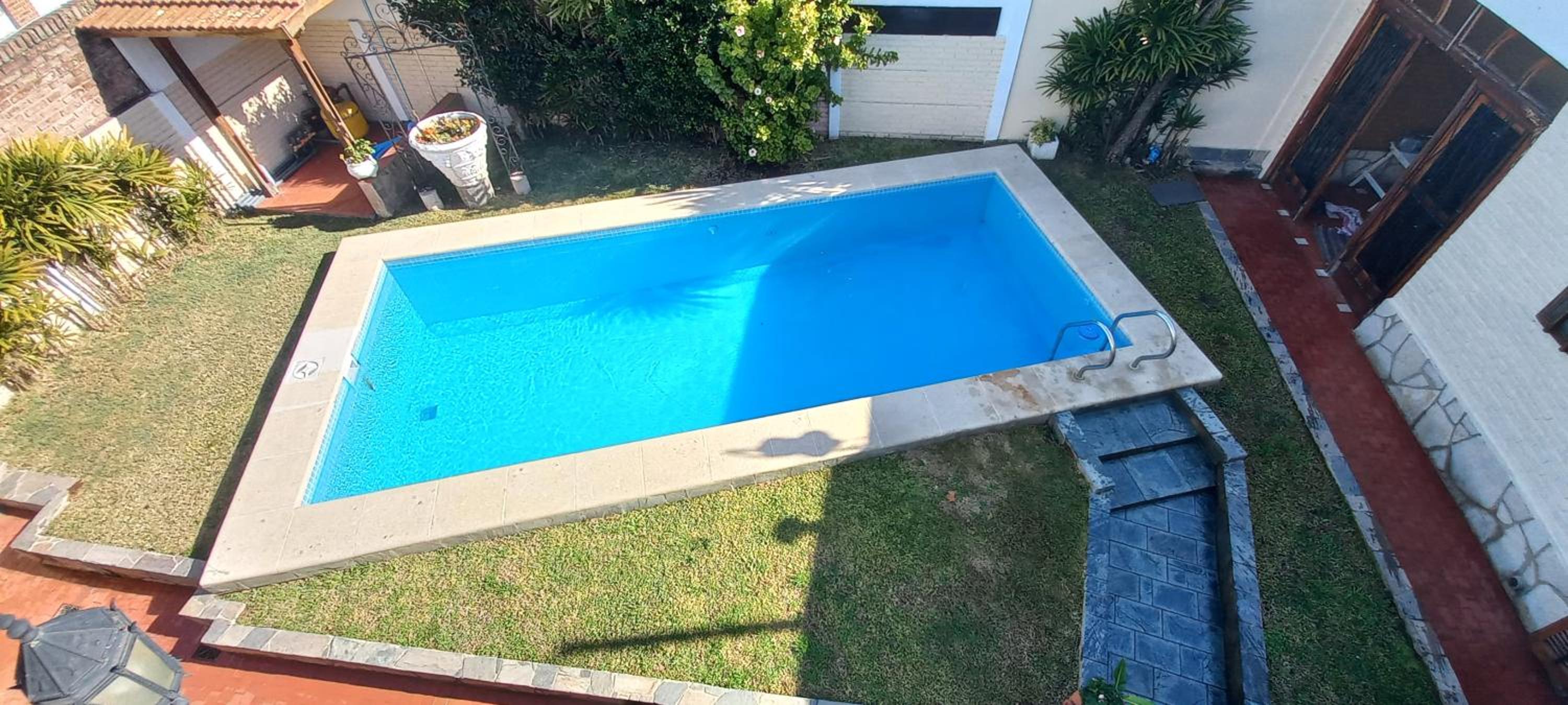 Casona LA FLORIDA con parque y pileta, a una cuadra del río