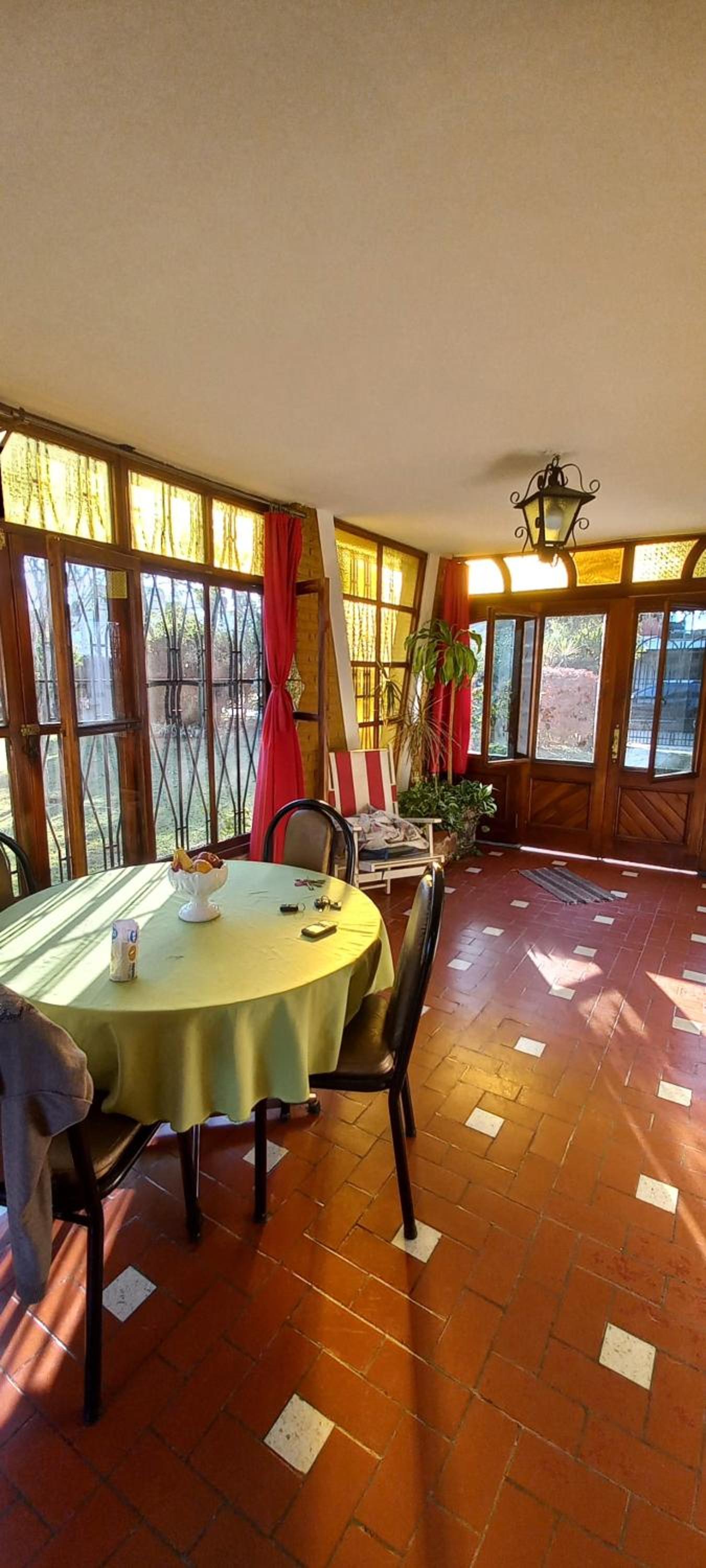Casona LA FLORIDA con parque y pileta, a una cuadra del río