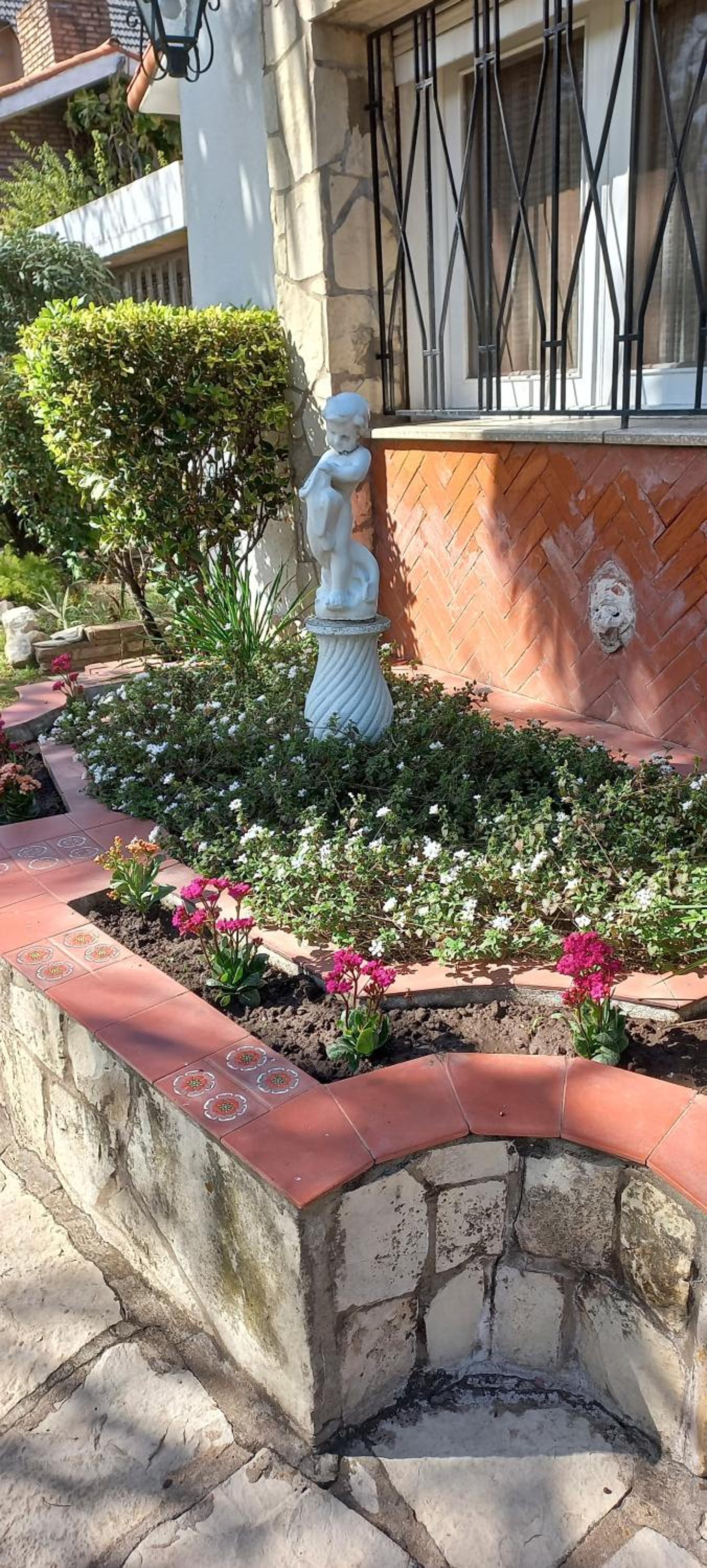 Casona LA FLORIDA con parque y pileta, a una cuadra del río