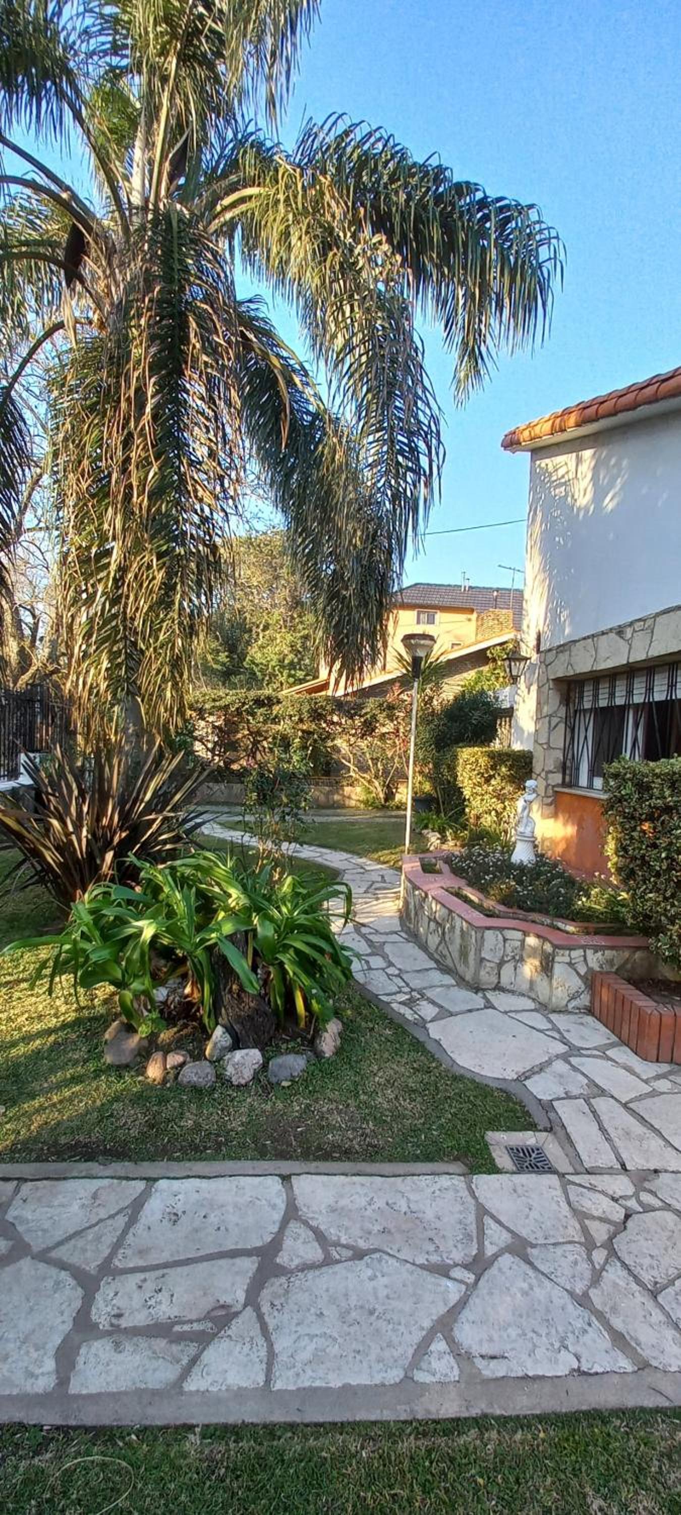 Casona LA FLORIDA con parque y pileta, a una cuadra del río