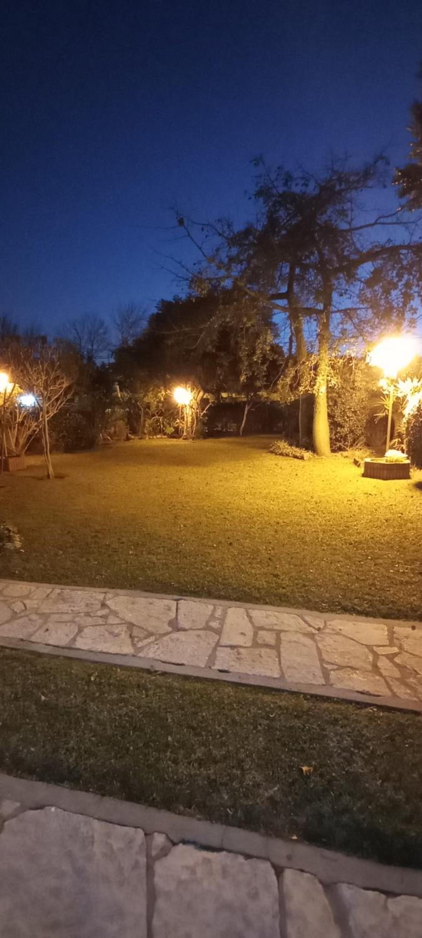 Casona LA FLORIDA con parque y pileta, a una cuadra del río