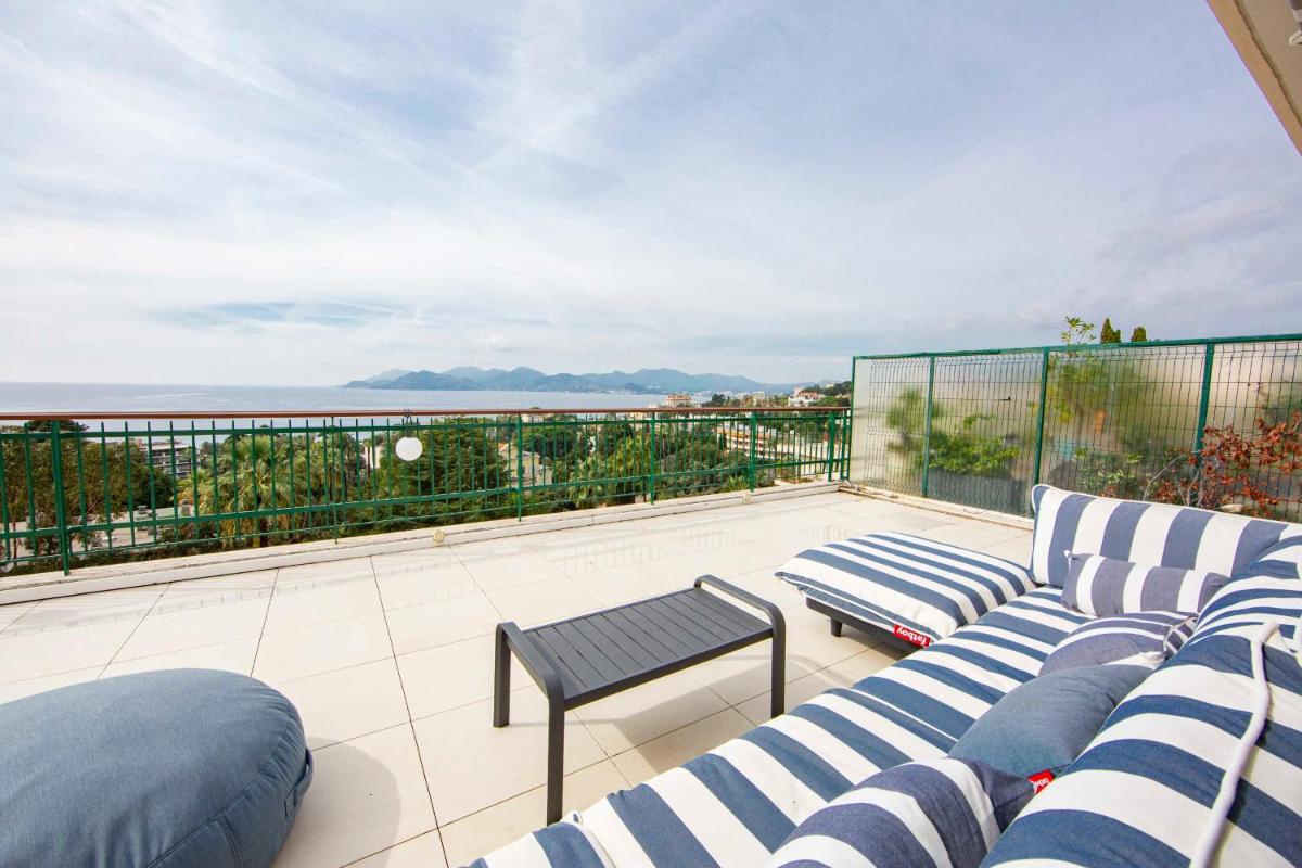 Luxury penthouse breathtaking sea view 200m2 terrace in the Cannes center photo 2