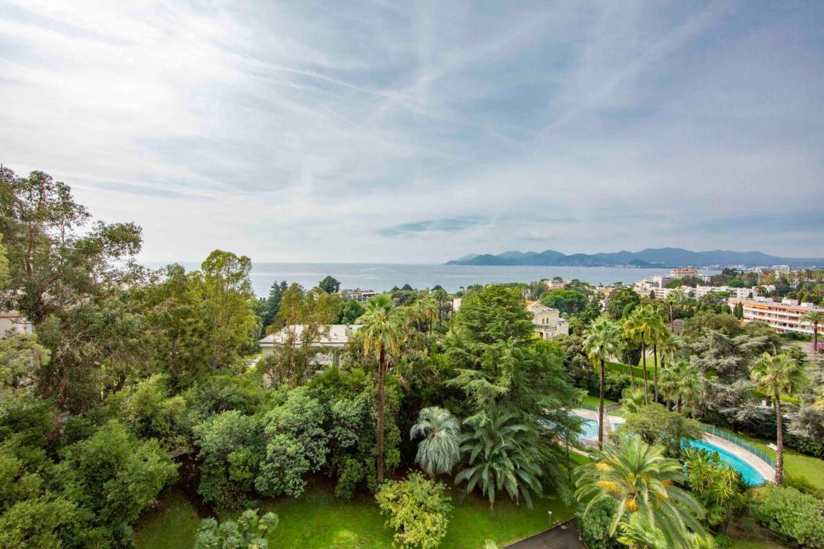 Luxury penthouse breathtaking sea view 200m2 terrace in the Cannes center photo 3
