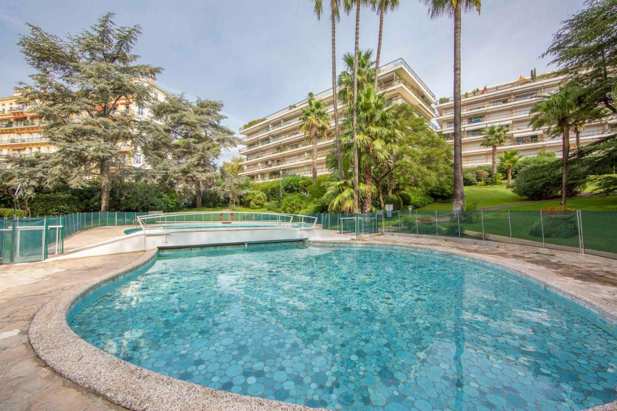 Luxury penthouse breathtaking sea view 200m2 terrace in the Cannes center photo 4