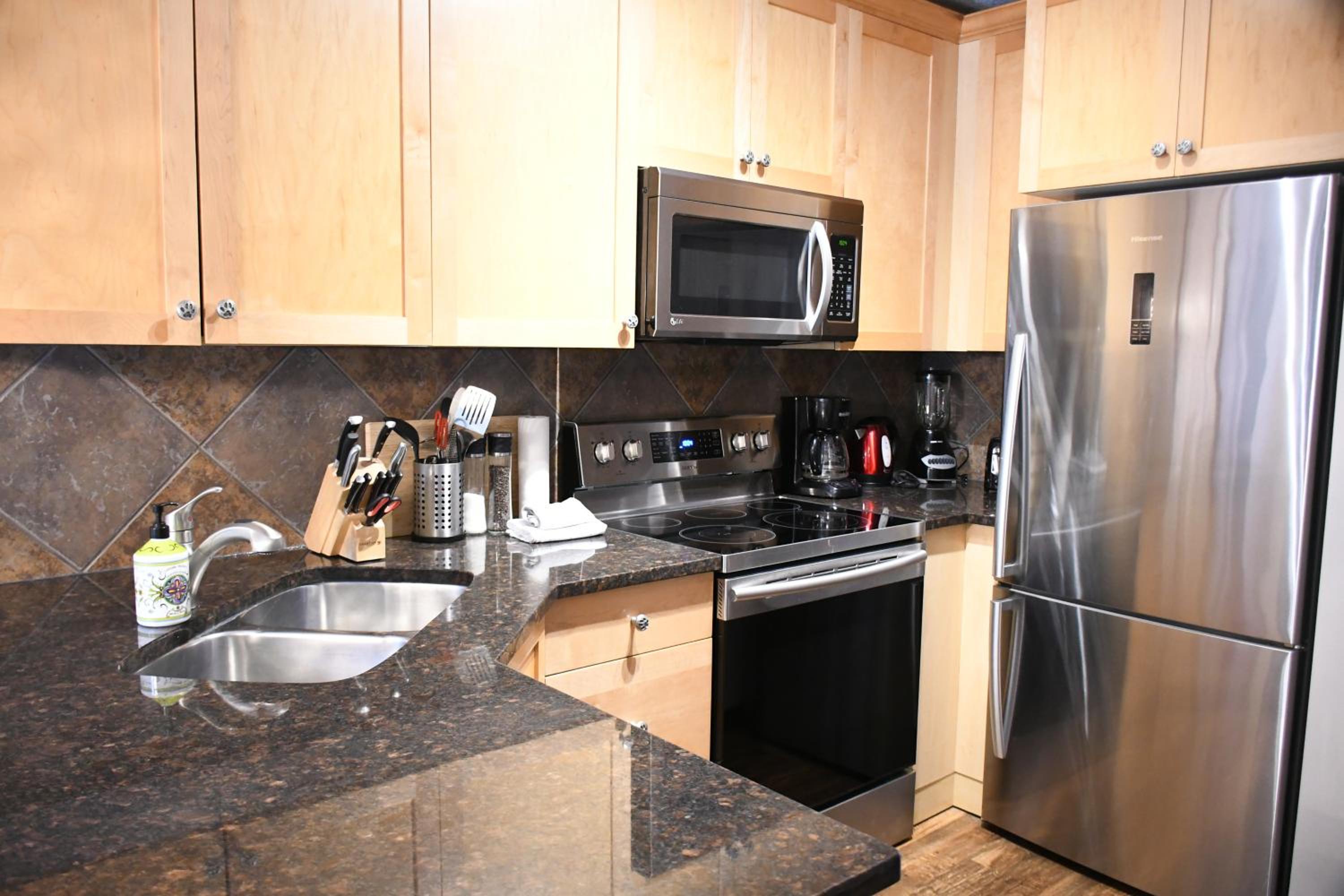 Renovated Chalet at Mystic Springs, Pool, Hot Tub! view 5