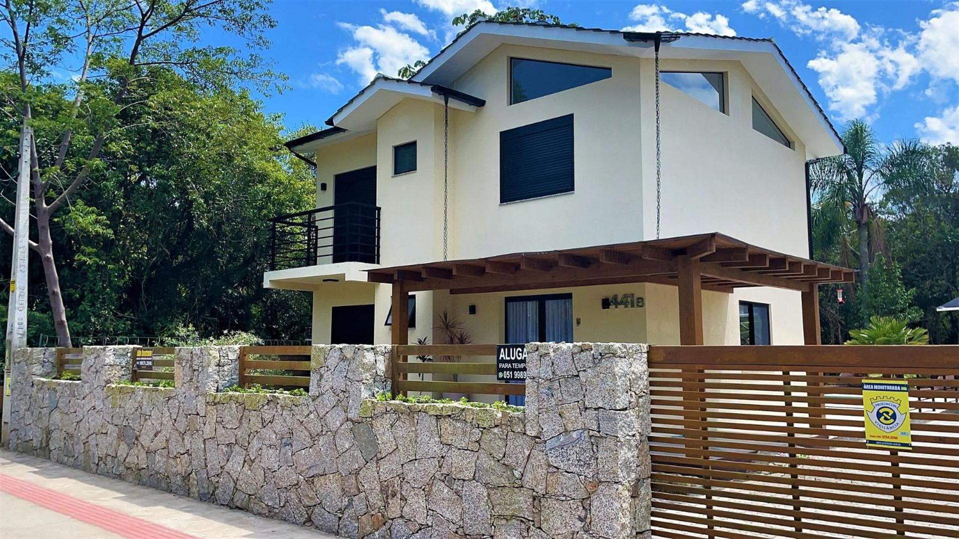 Casa Privativa com Piscina na Barra da Ferrugem/SC