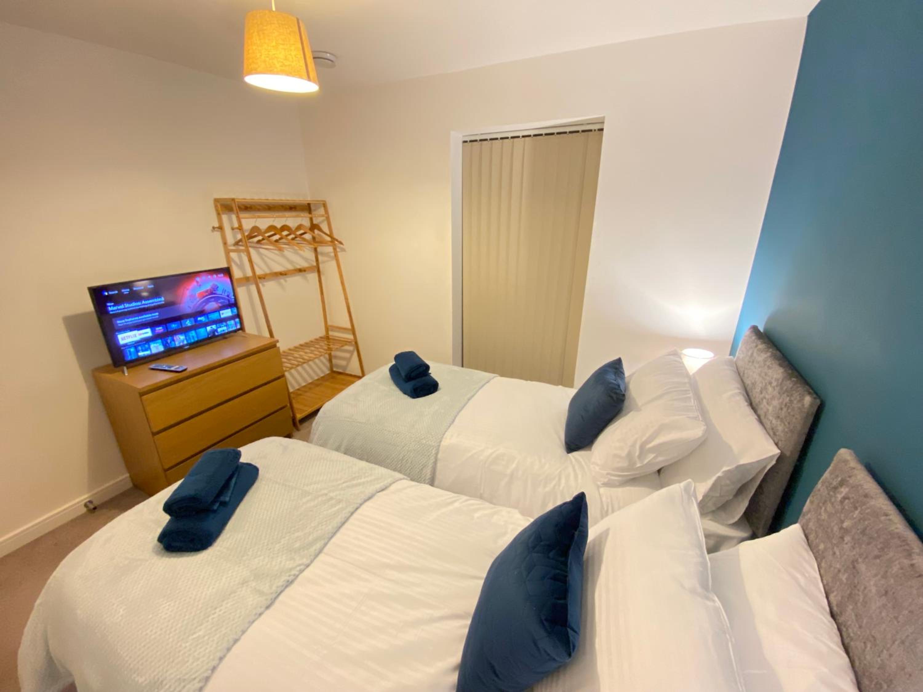 3 Bedrooms double or single beds, 2 PARKING SPACES! WIFI & Smart TV's, Balcony view 3