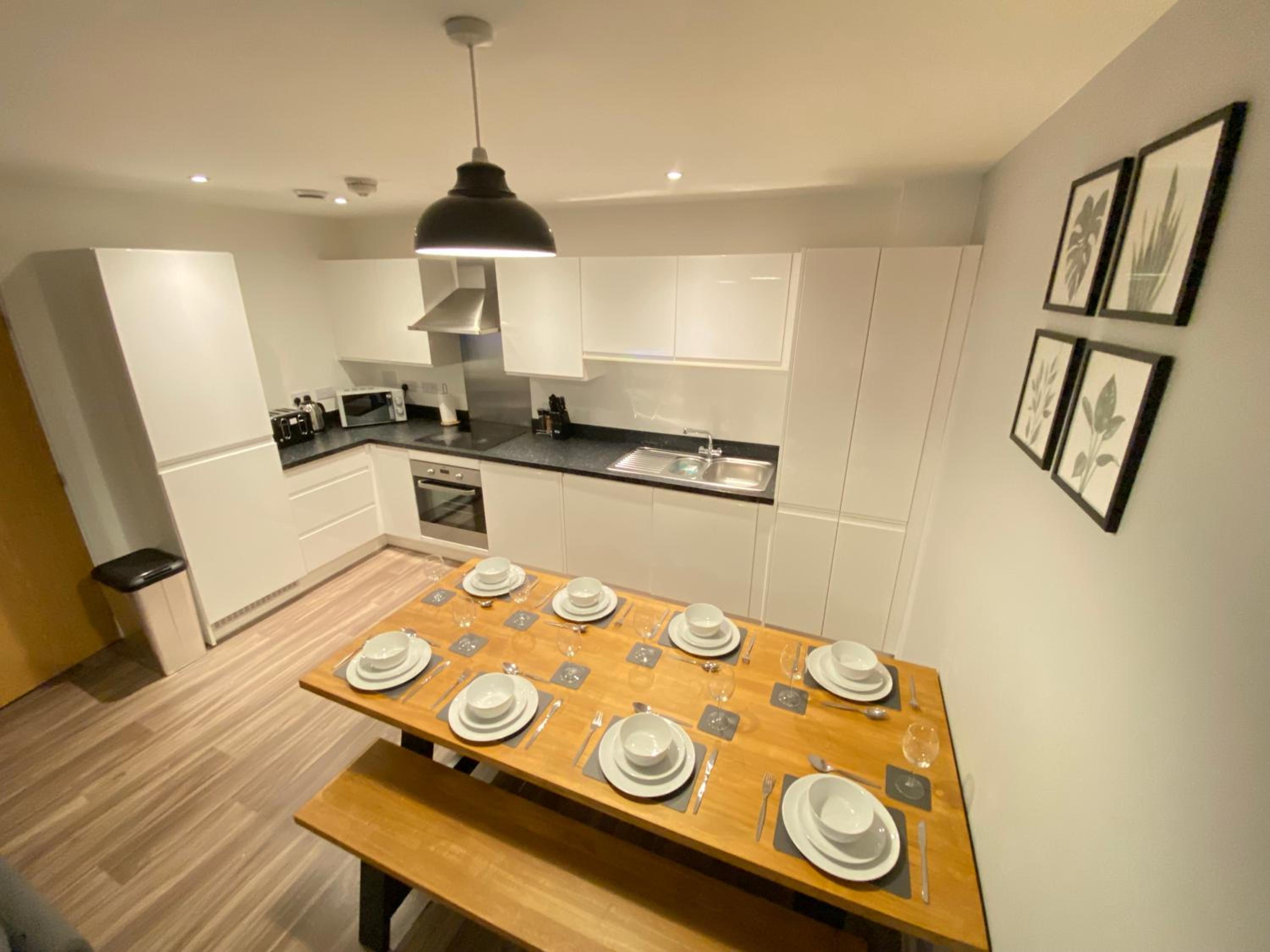 3 Bedrooms double or single beds, 2 PARKING SPACES! WIFI & Smart TV's, Balcony view 5