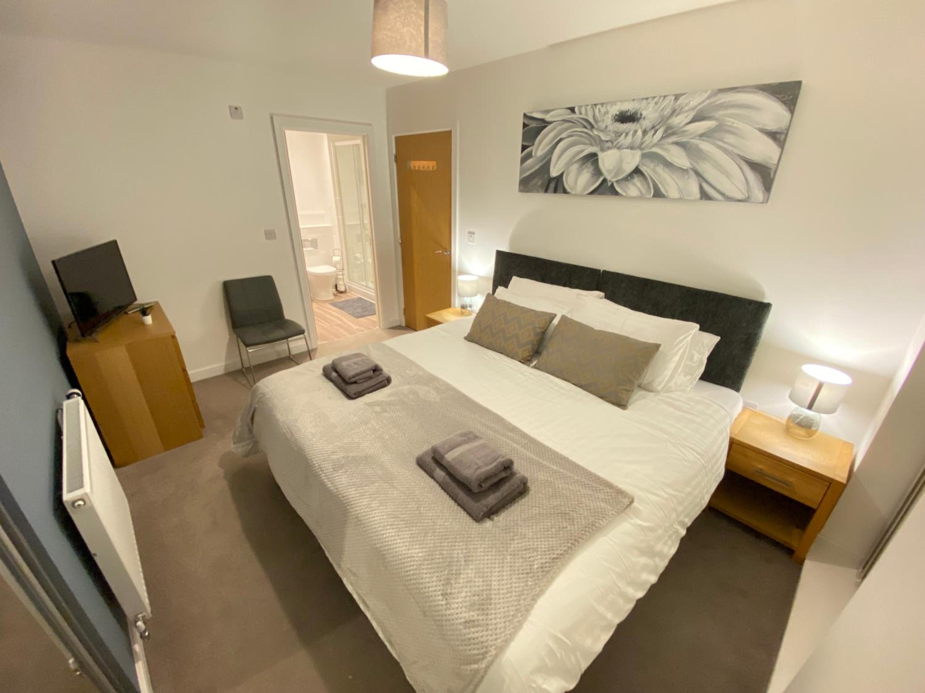 3 Bedrooms double or single beds, 2 PARKING SPACES! WIFI & Smart TV's, Balcony view 4