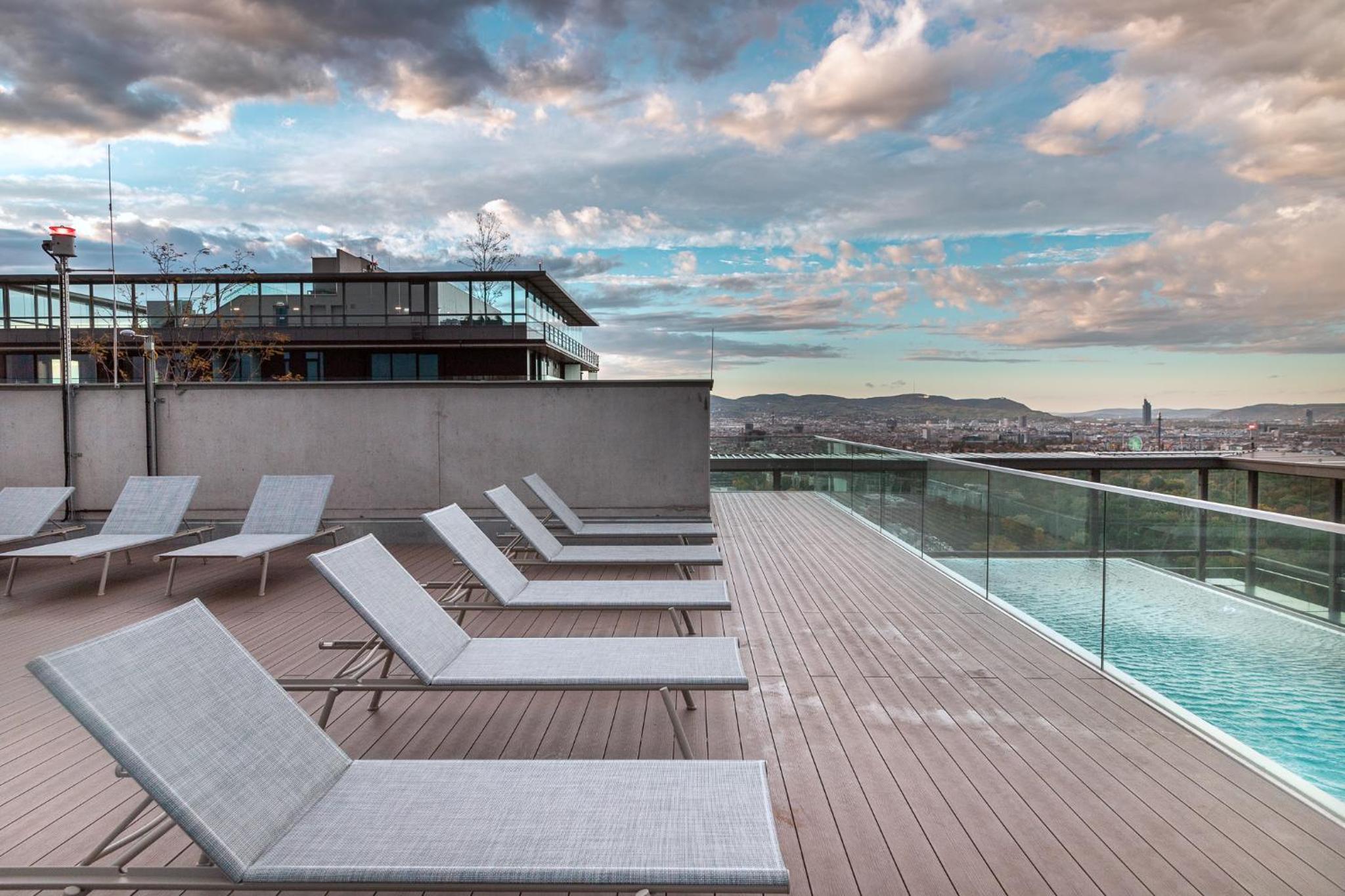 Great apartment with view and heated rooftop Pool