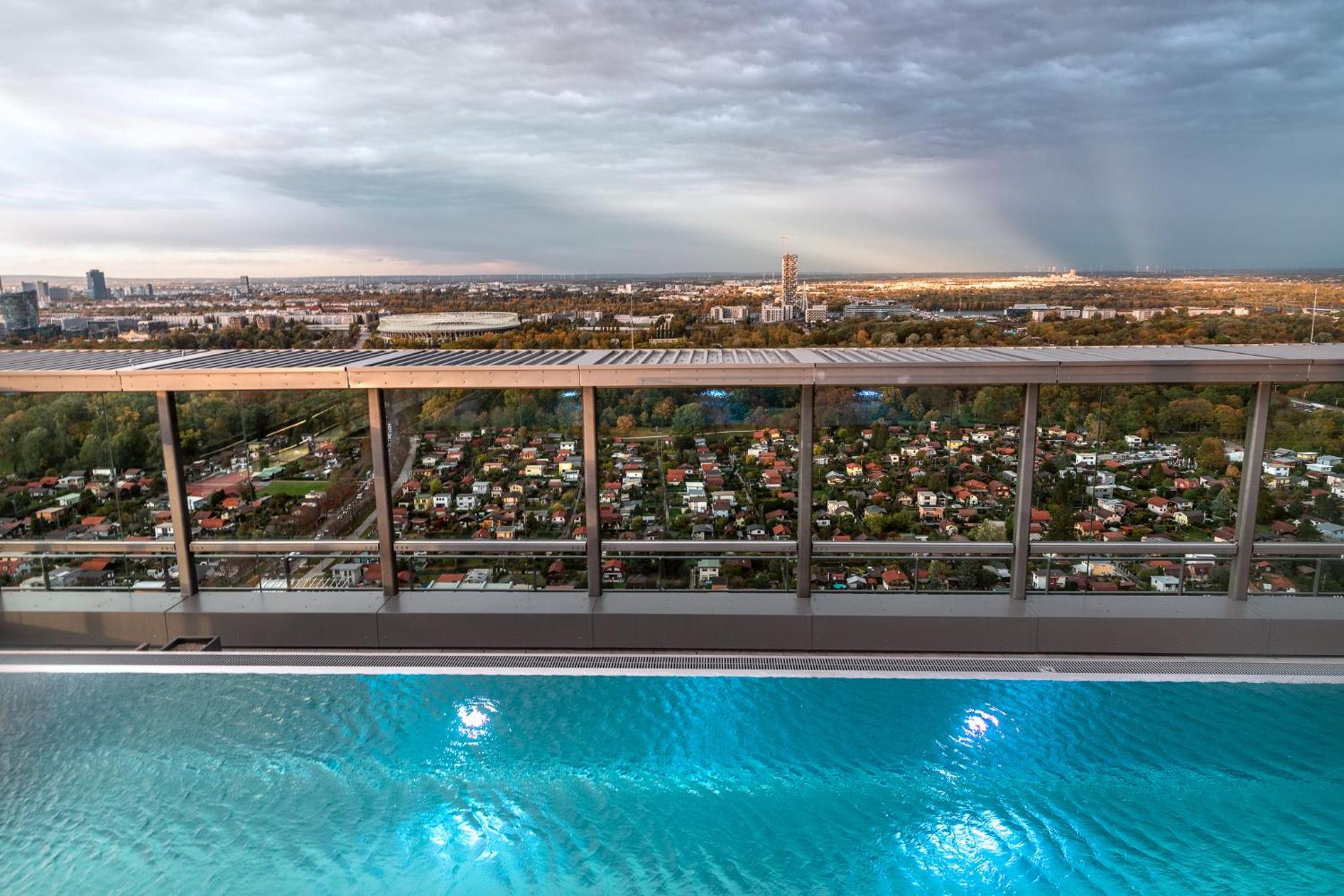 Great apartment with view and heated rooftop Pool