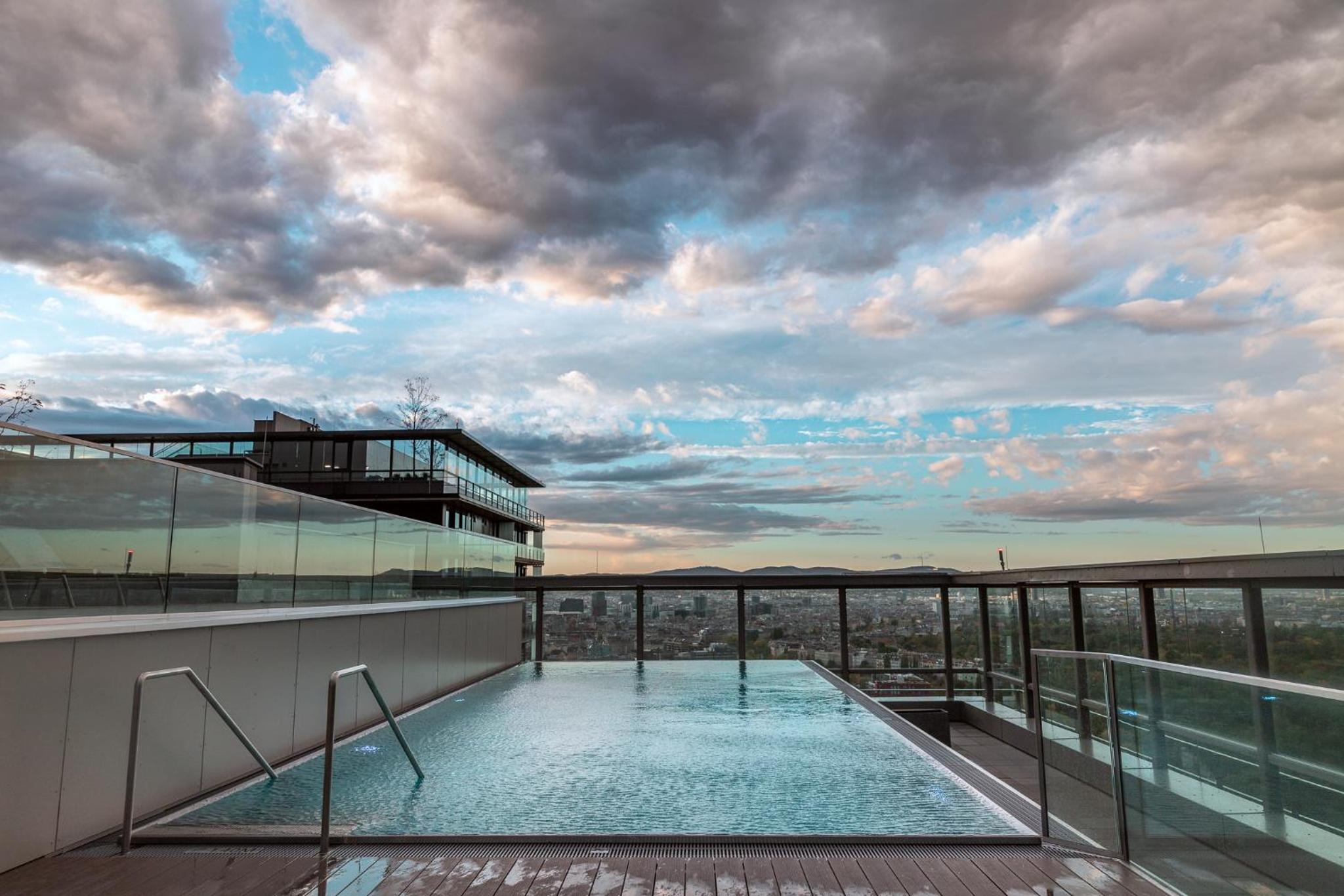 Great apartment with view and heated rooftop Pool