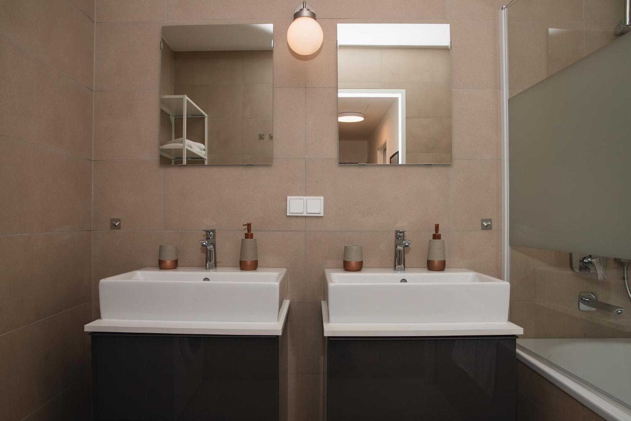 Great apartment with view and heated rooftop Pool
