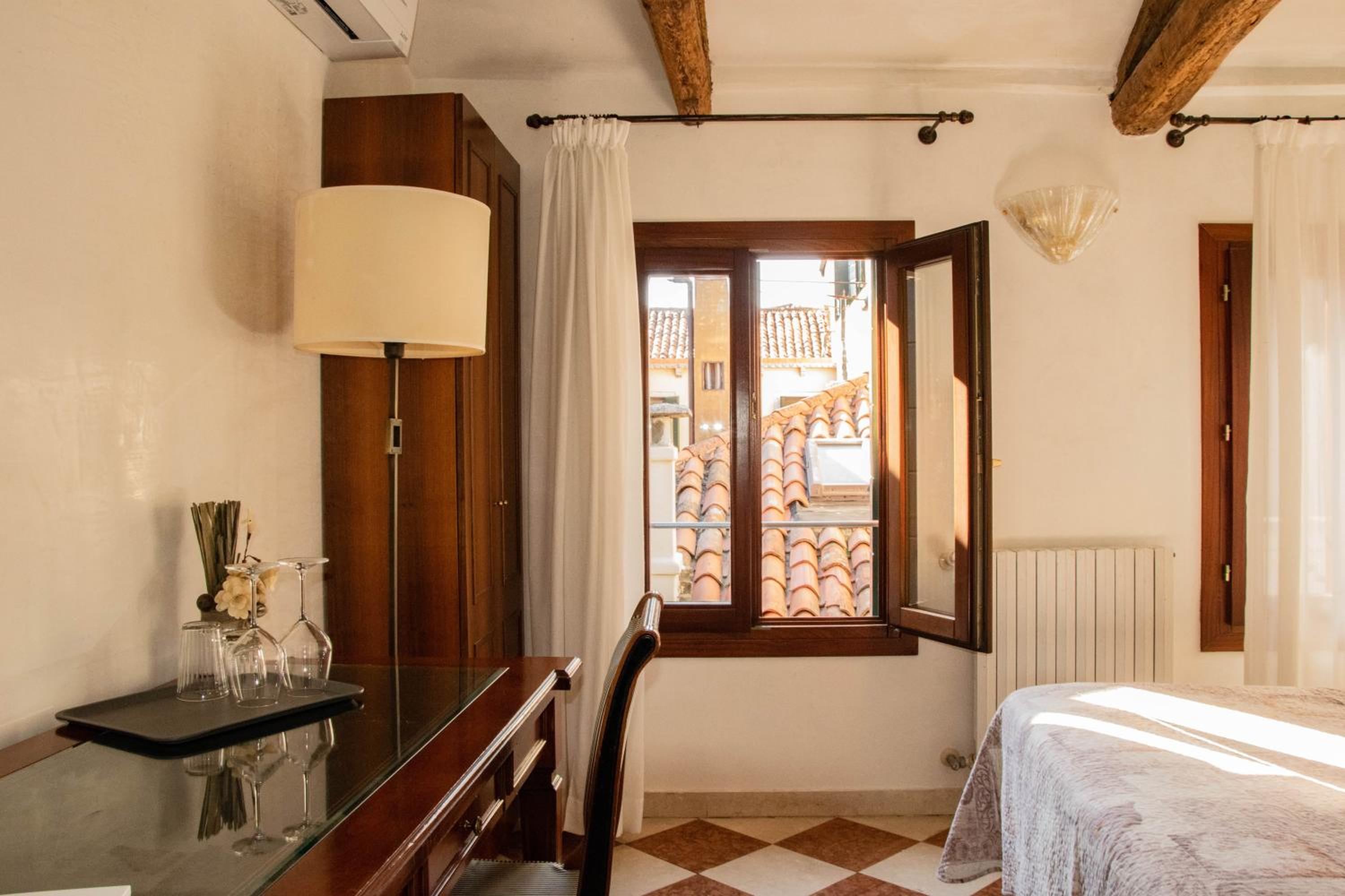 Anzolo Palace - Rooms & Apartments