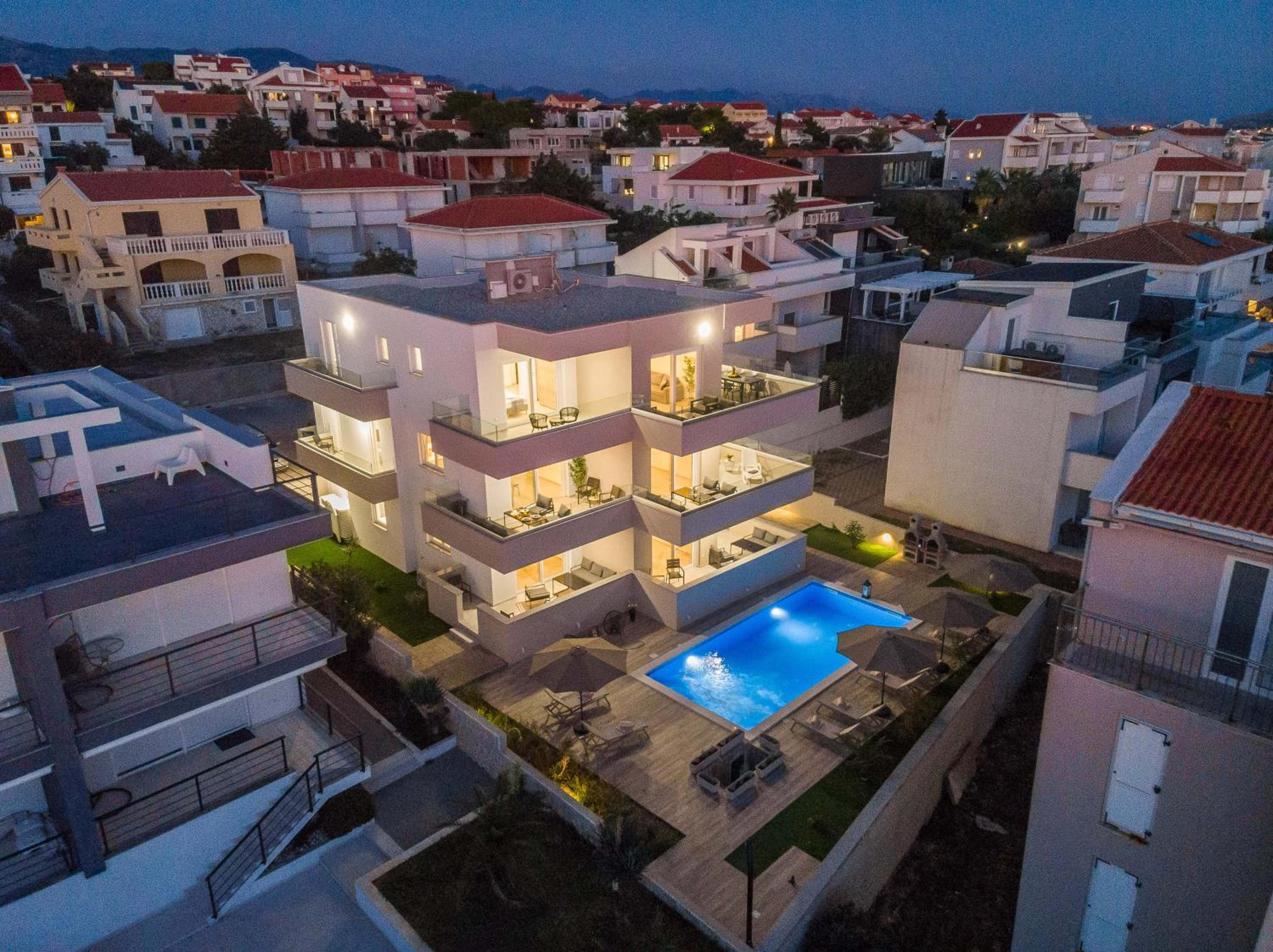 Pool Apartments Villa Meteorite view 3